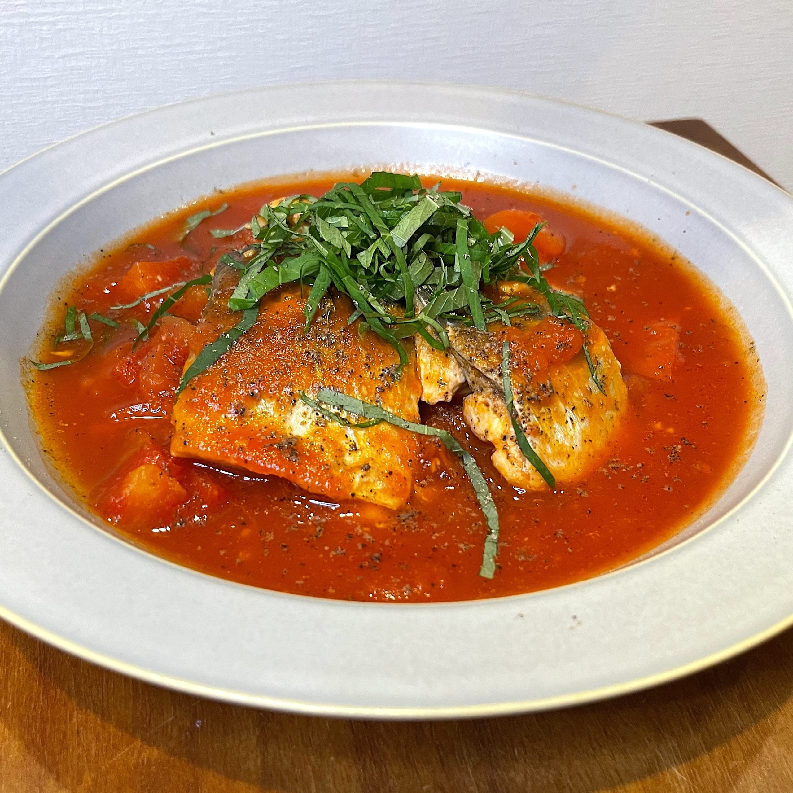 完成したサバ料理の盛り付け