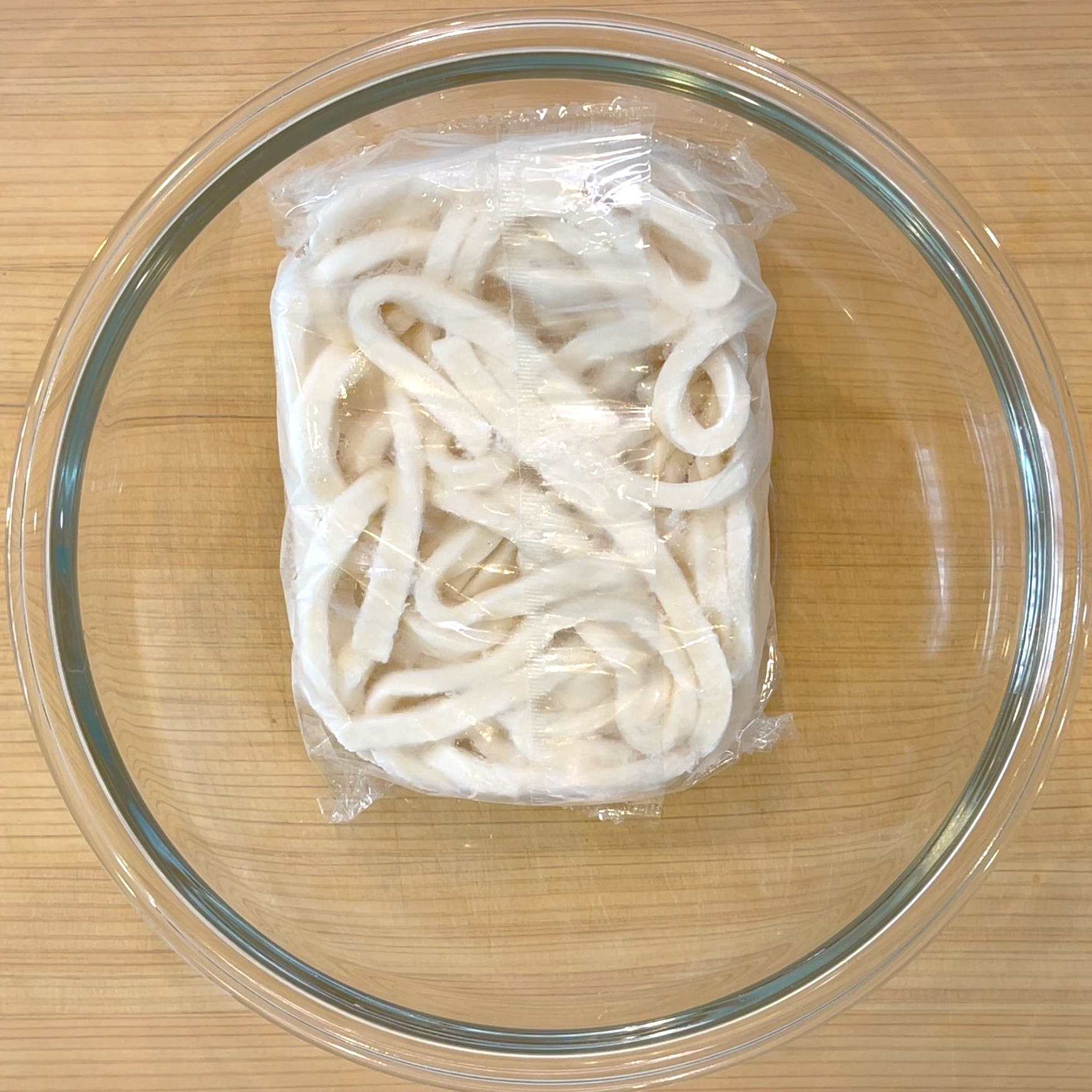 冷凍うどんを解凍する工程