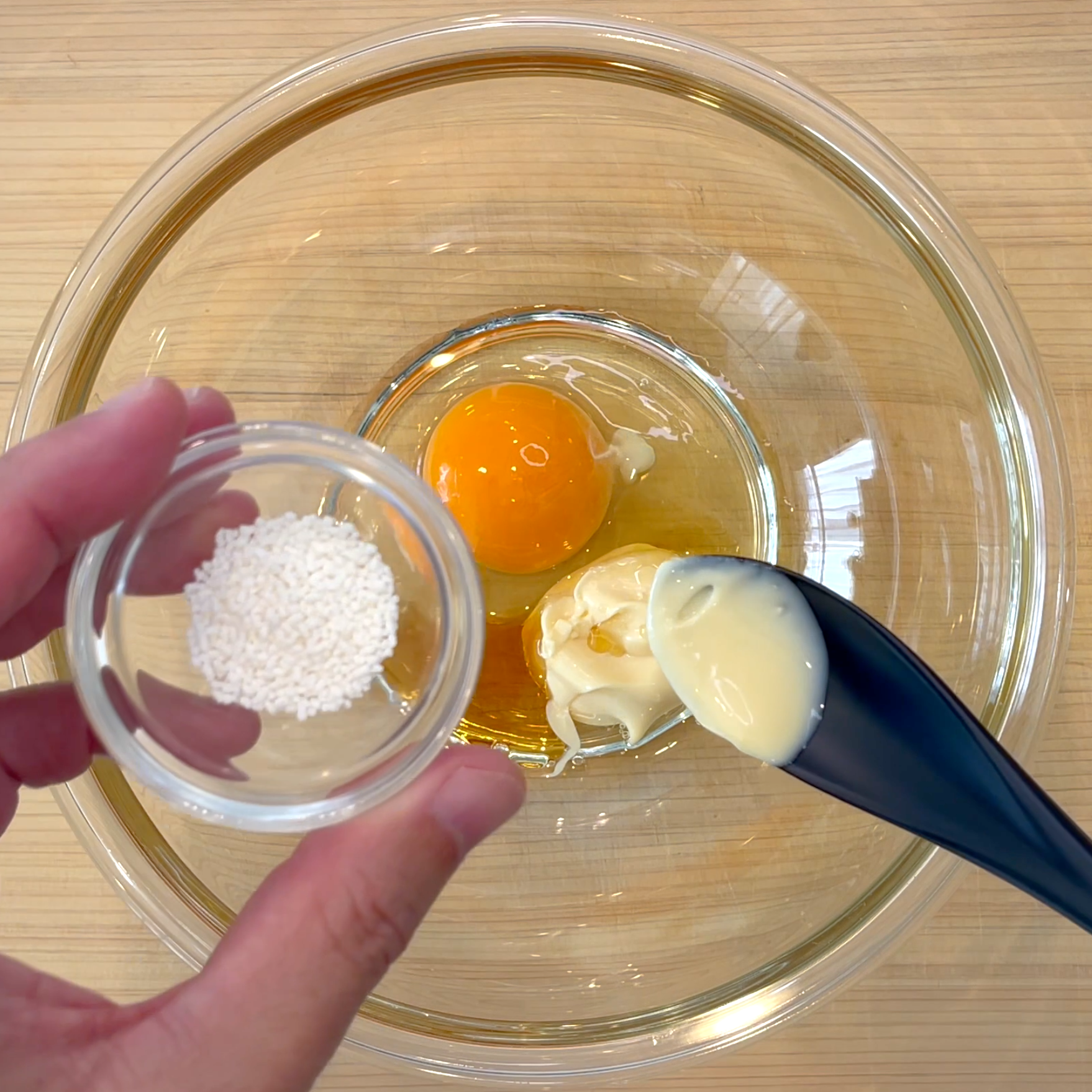 調味料をボウルで混ぜ合わせる工程