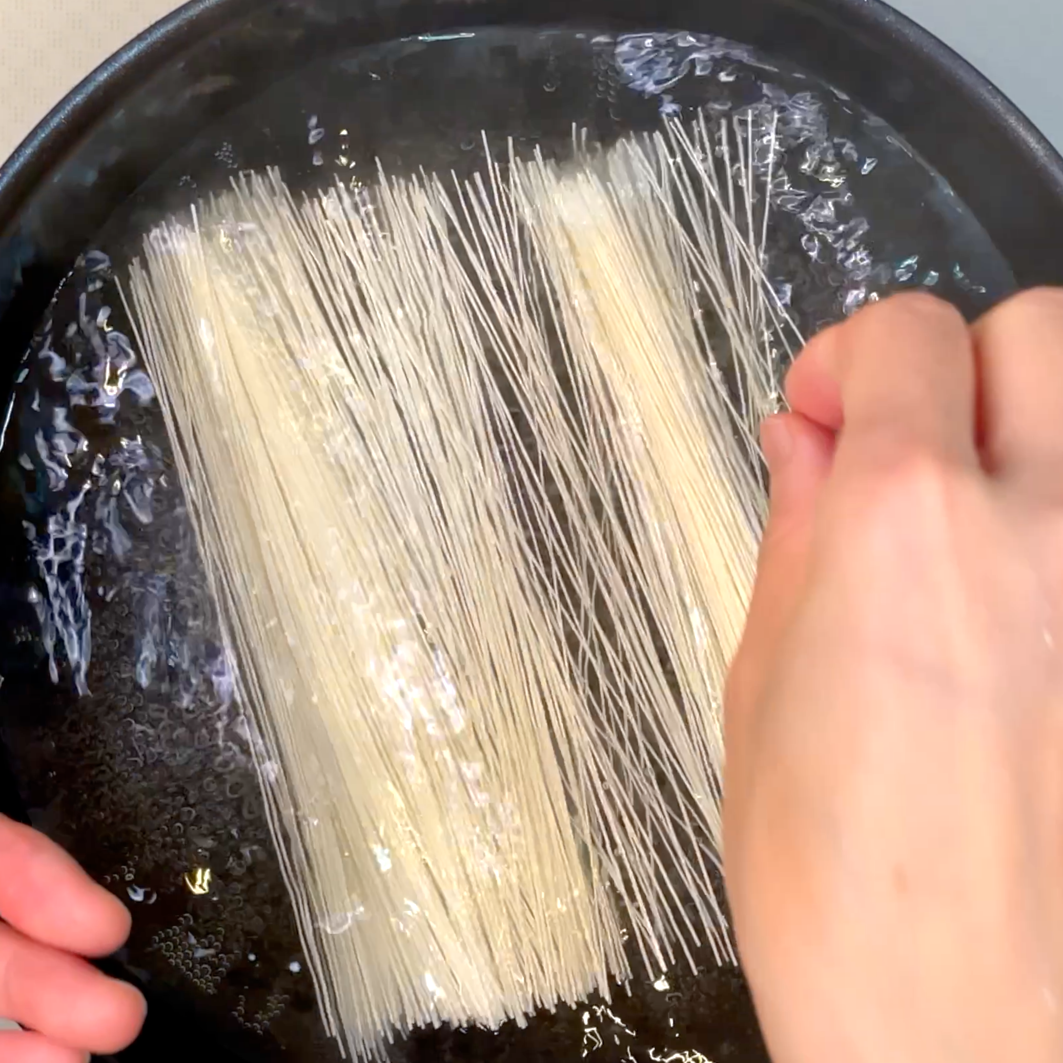 そうめんを茹でる工程