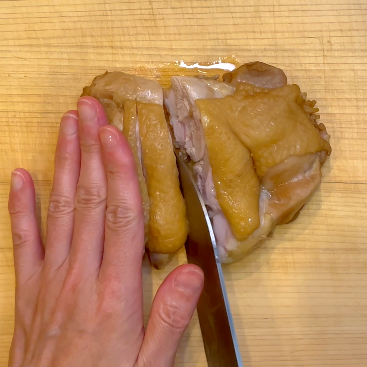 鶏肉を削ぎ切りにする工程