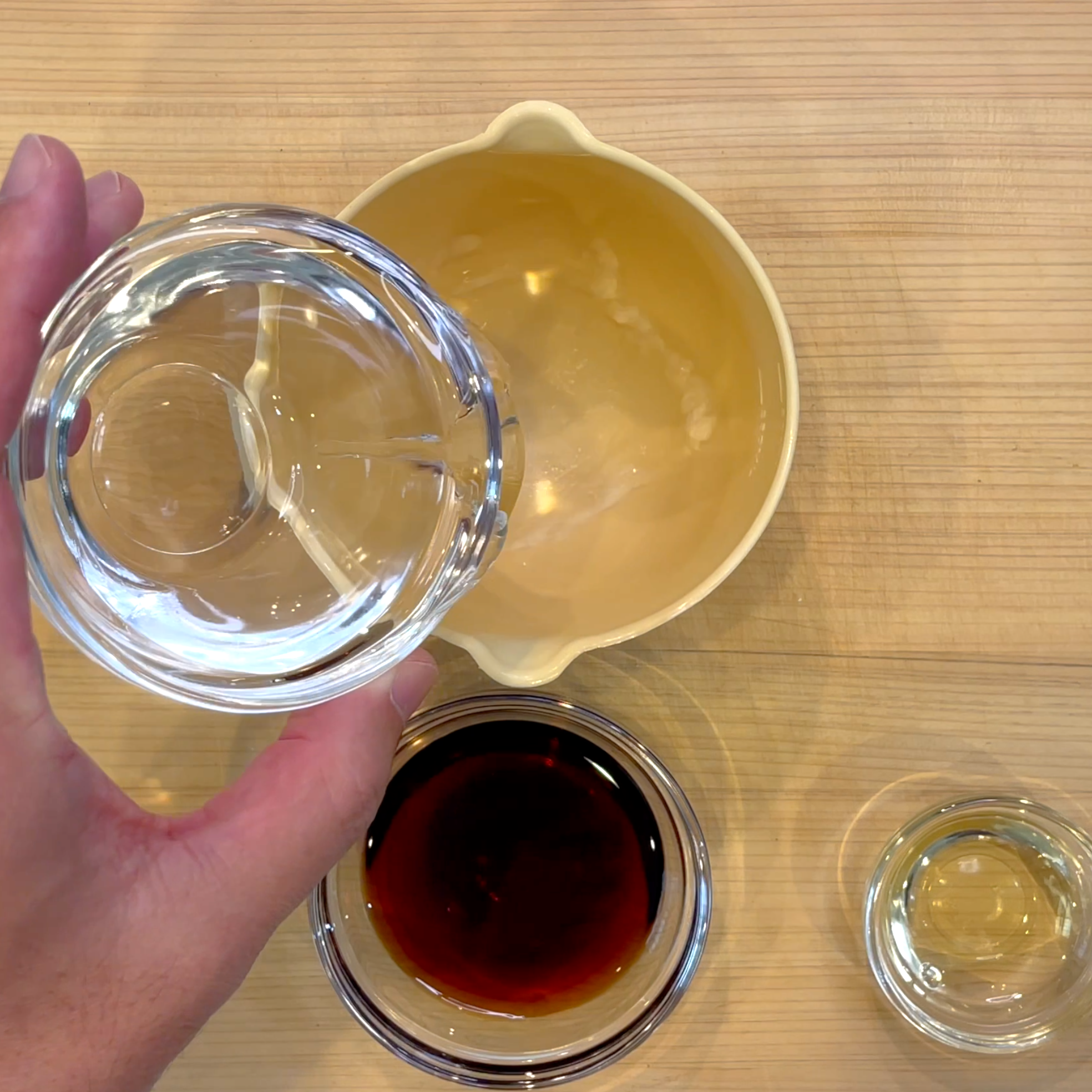 調味料を合わせて電子レンジで加熱し天つゆを作る工程