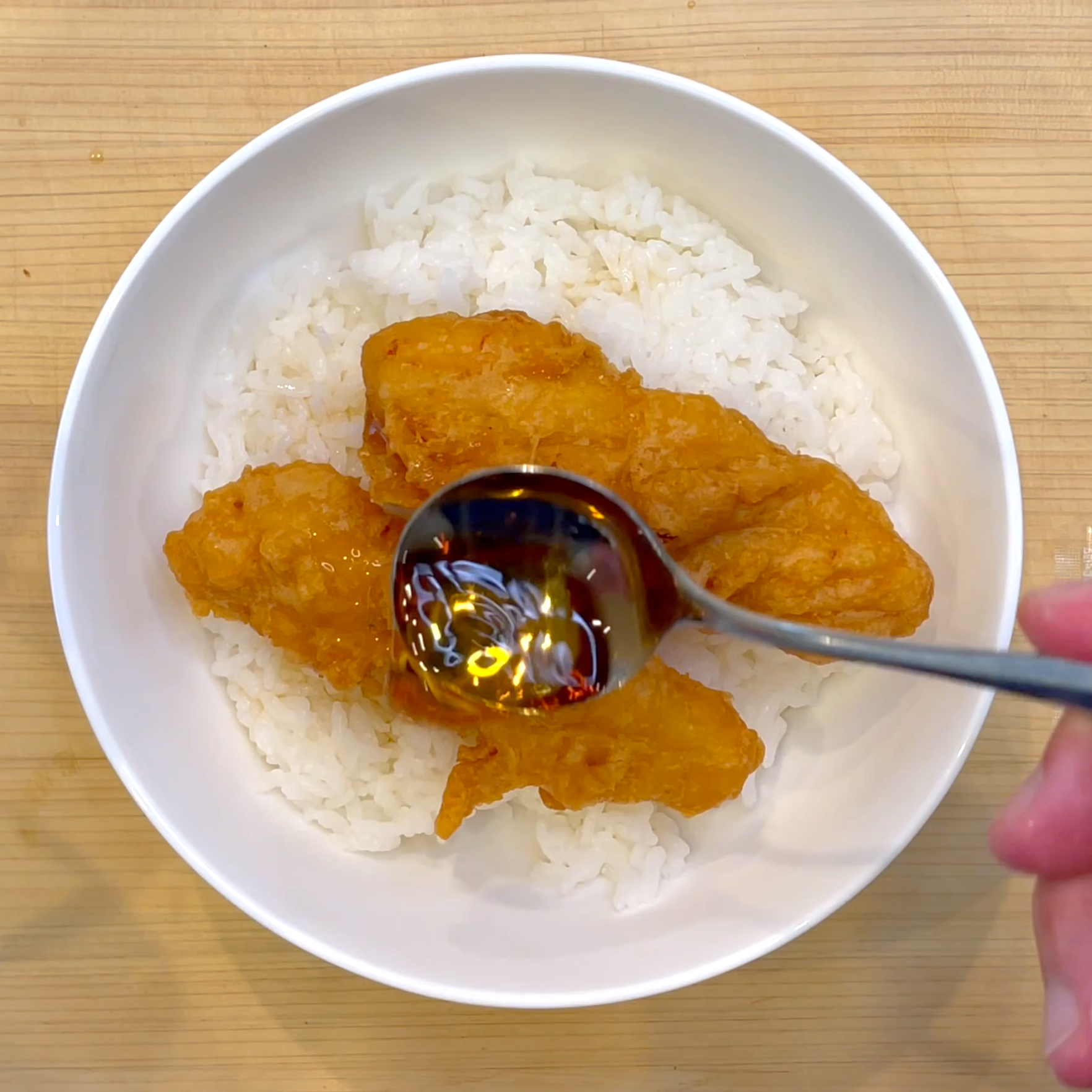 天つゆをご飯とクリスピーにかける工程