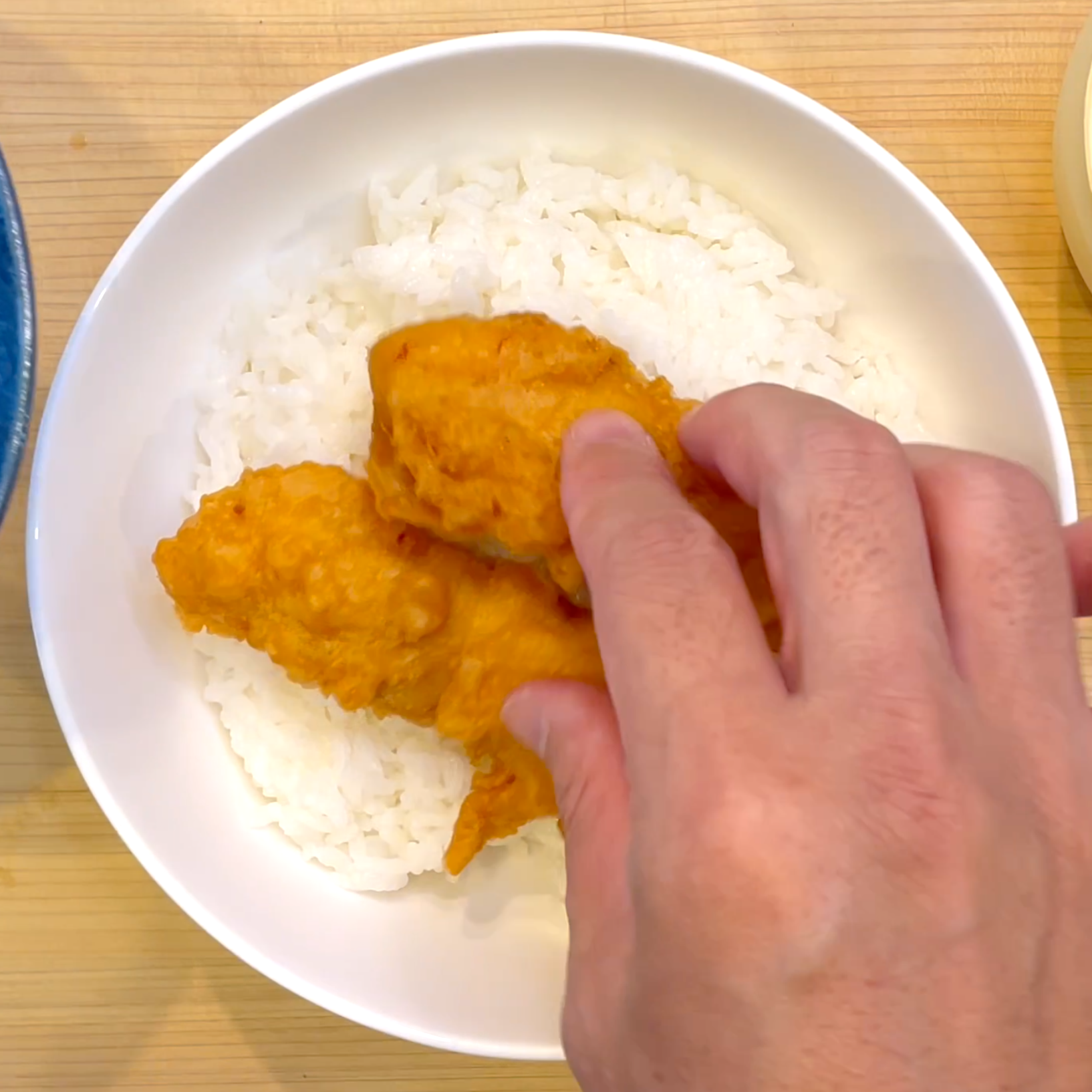 カーネルクリスピーを温めご飯に乗せる工程