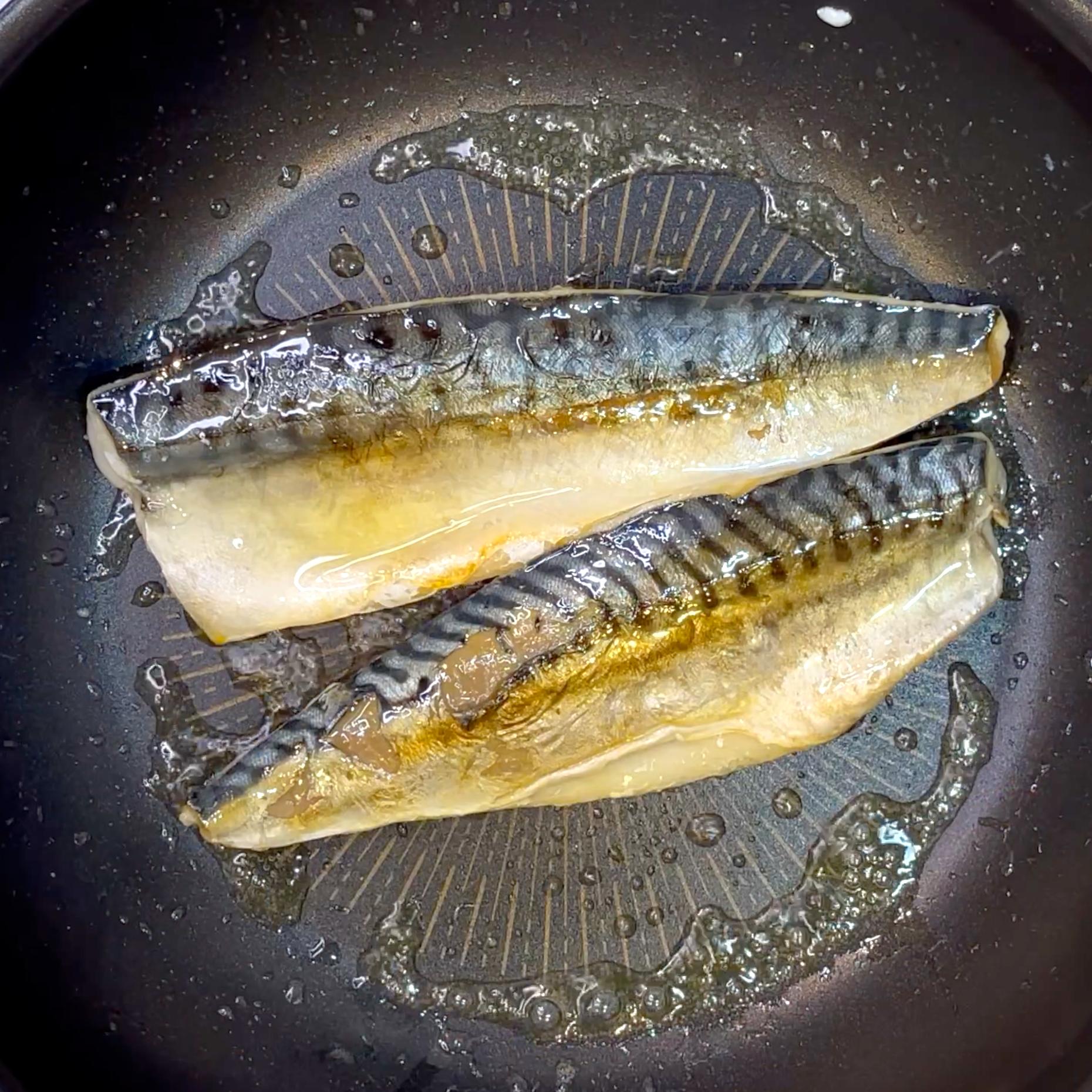 フライパンでサバを両面焼く工程