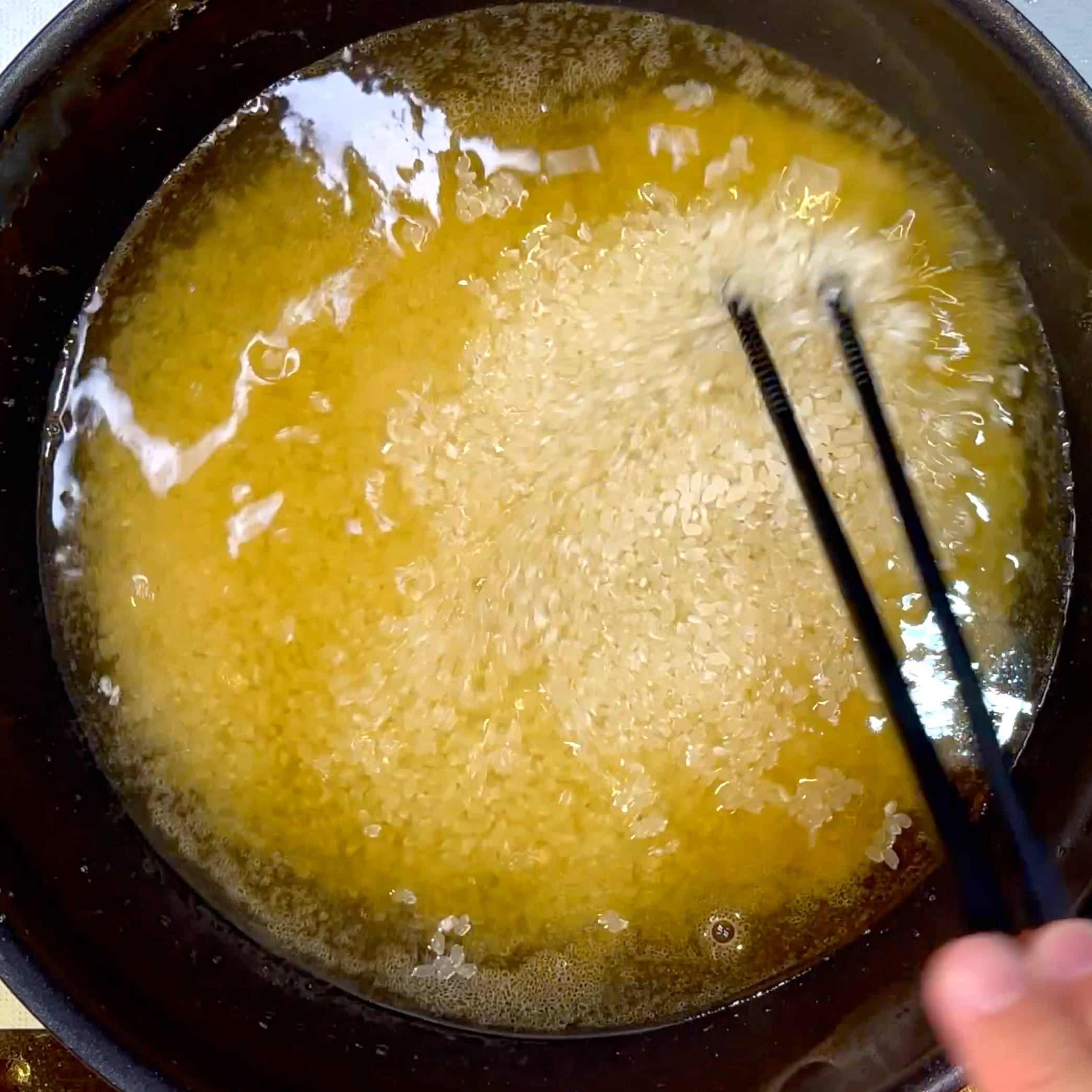 サバを取り出して調味料を加えて混ぜる工程