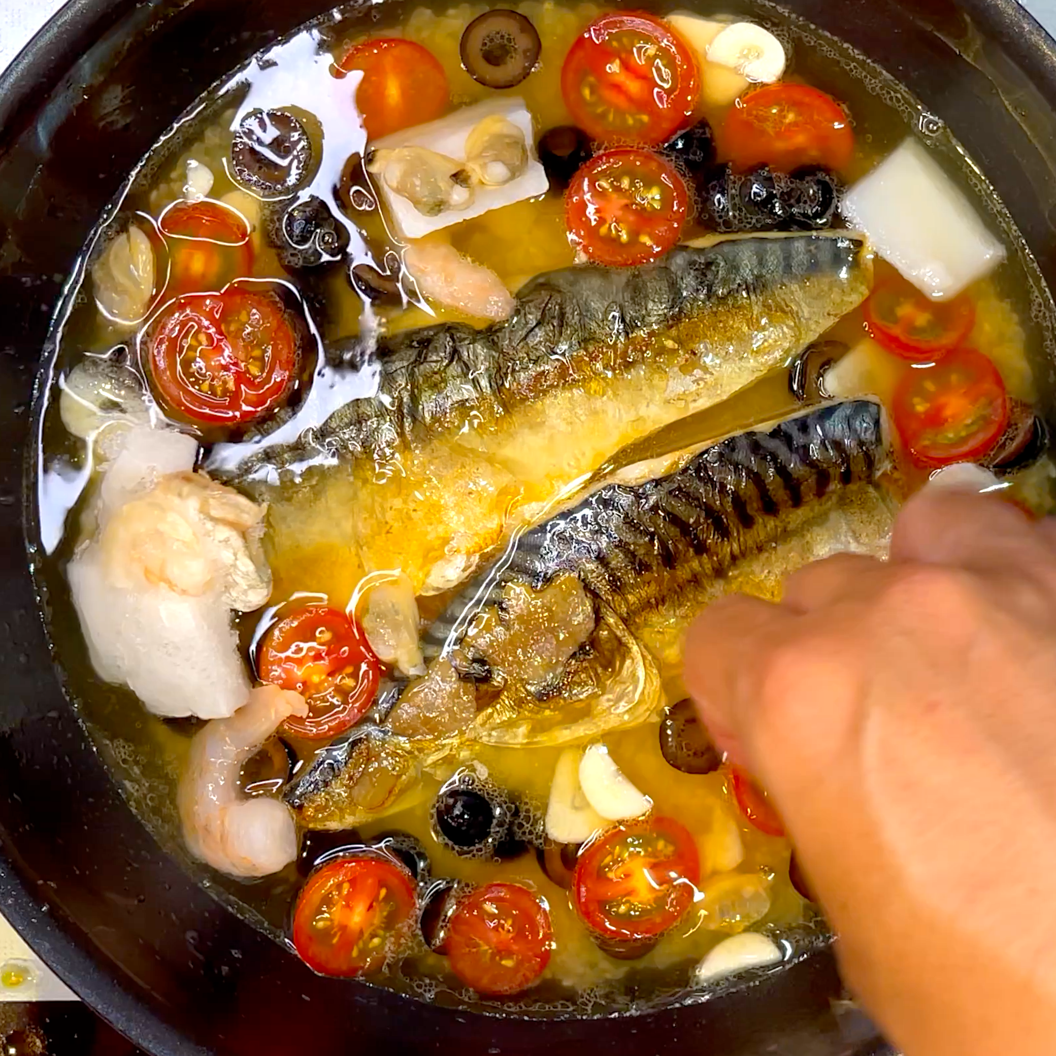 お米の上に具材をのせて軽く沸騰させる工程