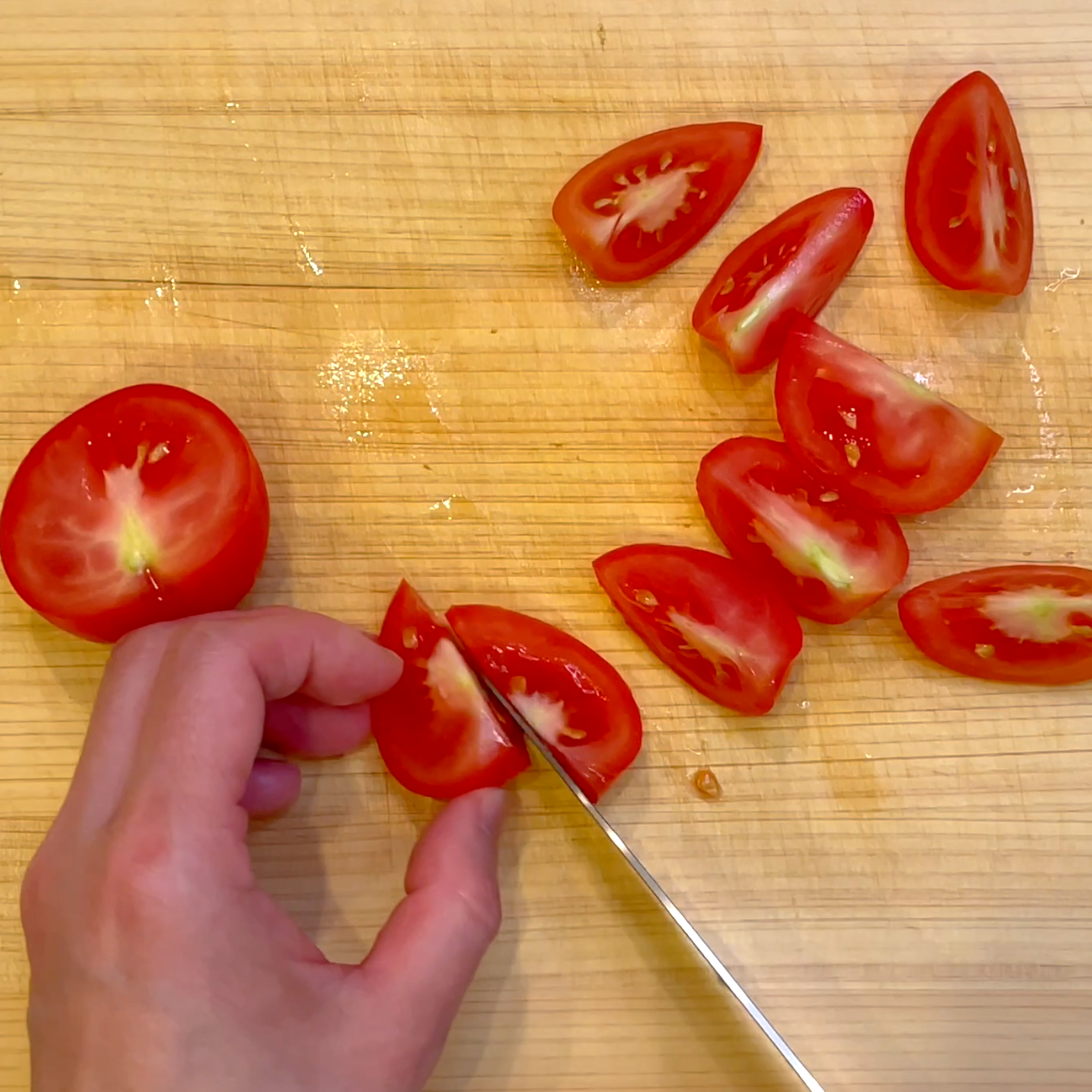 トマトのヘタを取りくし切りにする工程