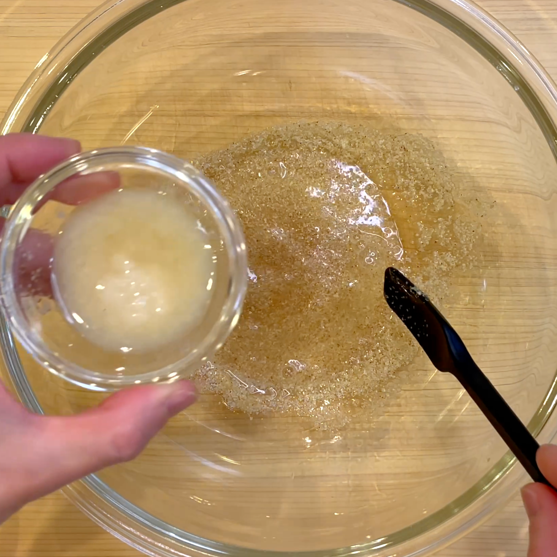 調味料を合わせてドレッシングを作る工程