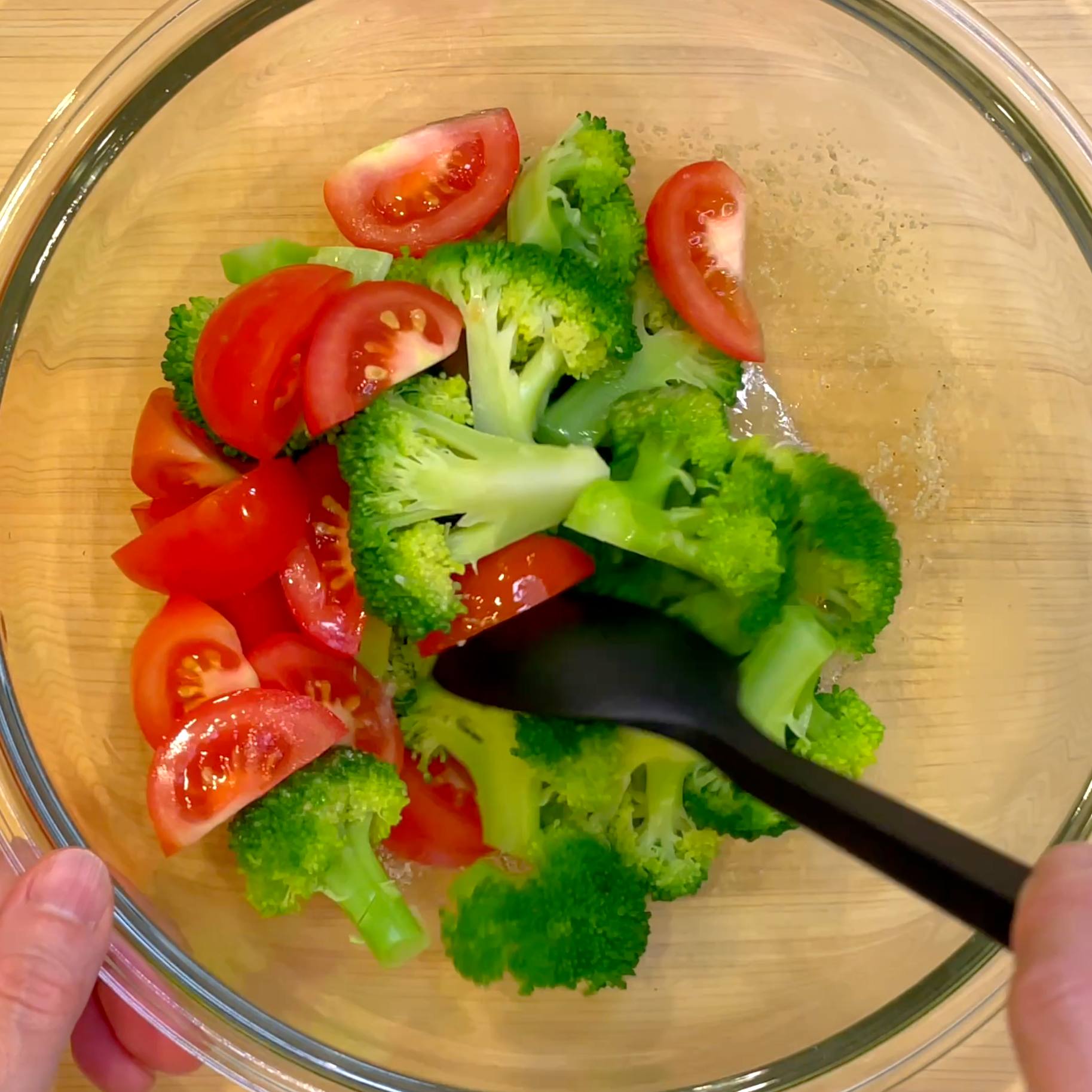 ブロッコリーとトマトをドレッシングで和える工程