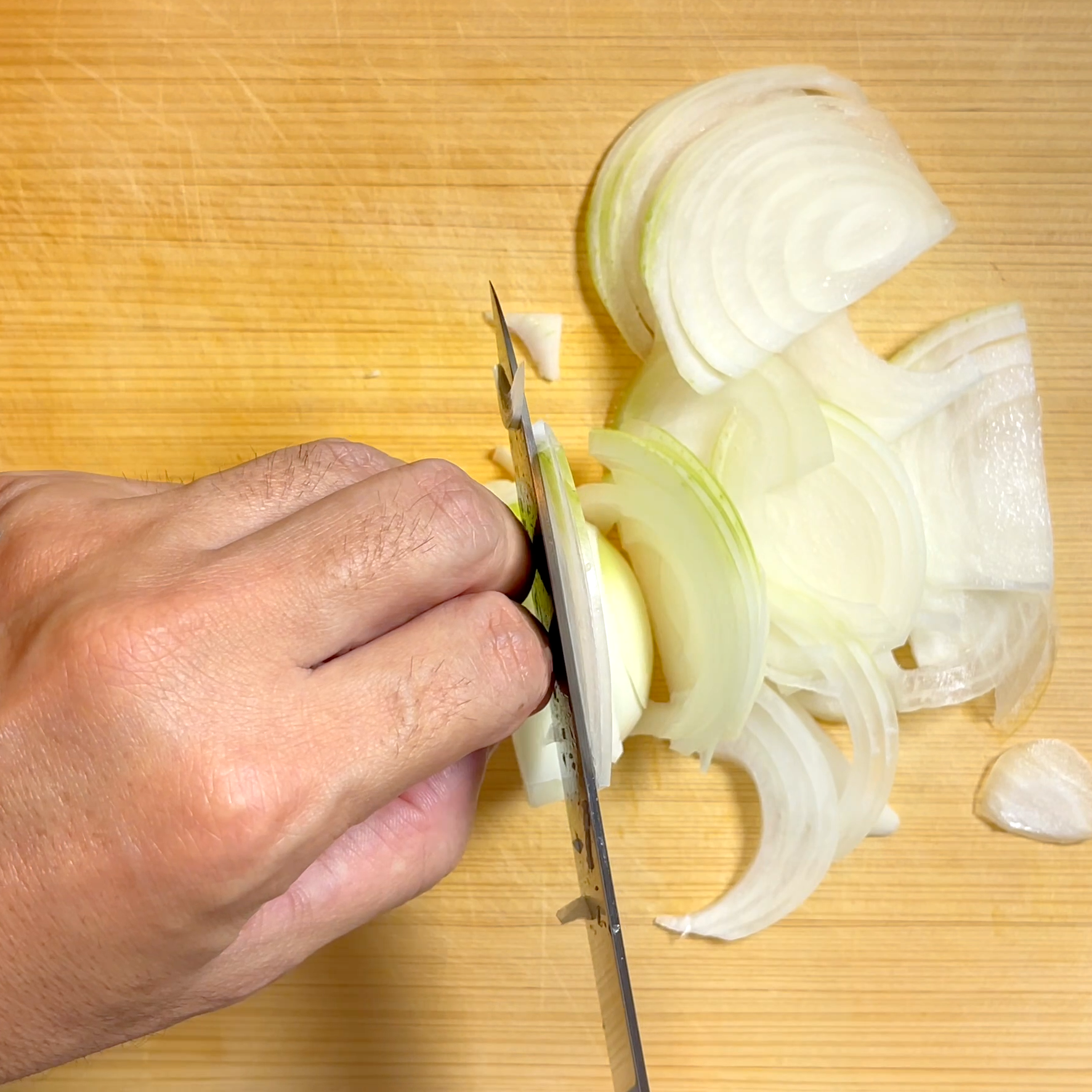 玉ねぎを薄くスライスする工程