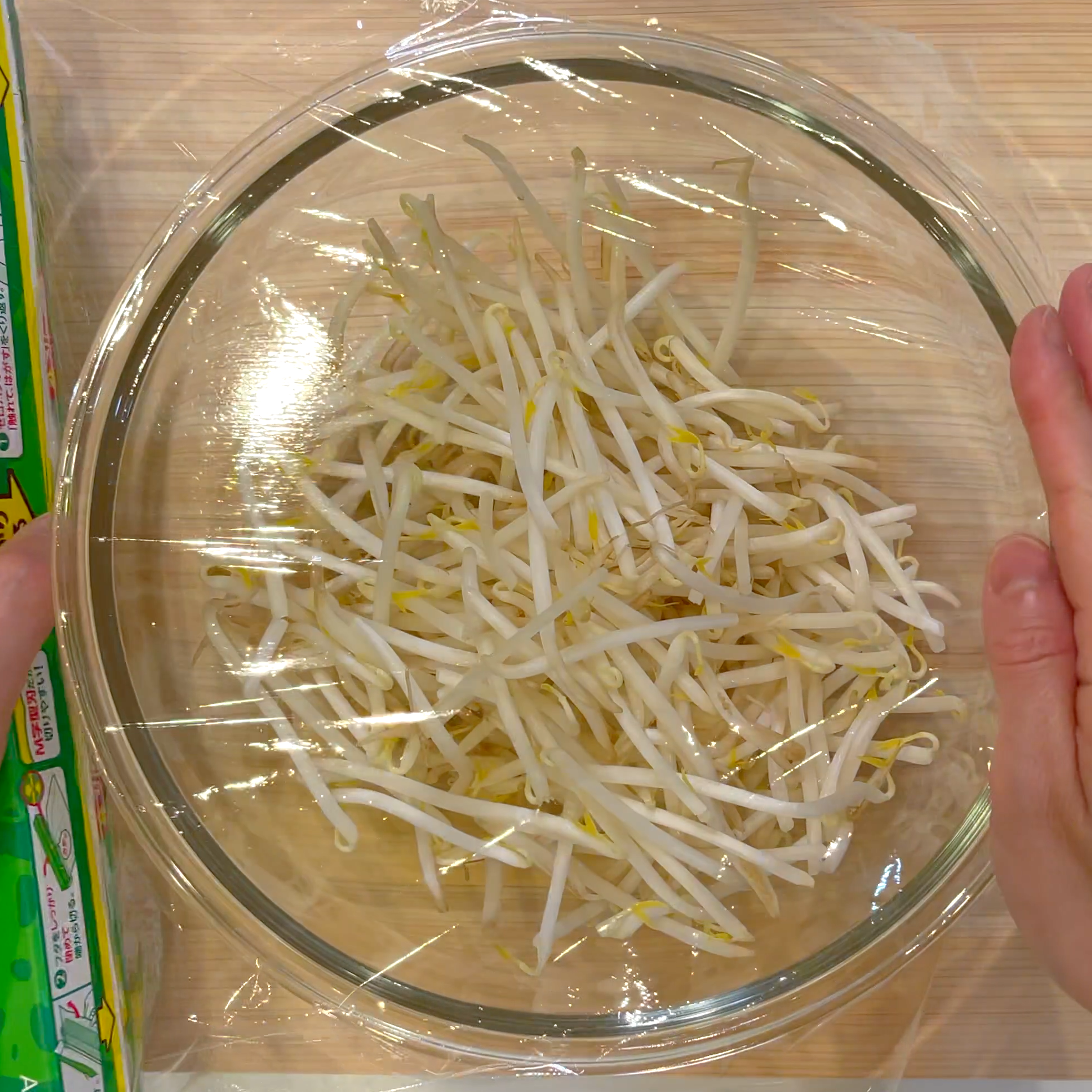 もやしを電子レンジで加熱する工程