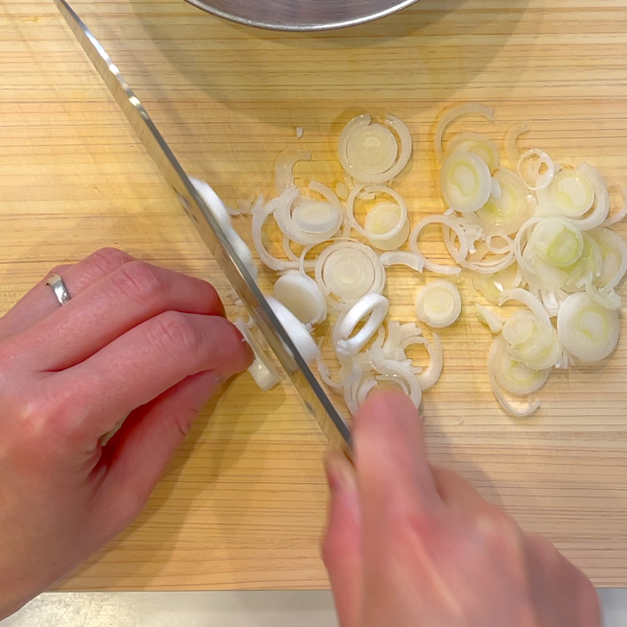 ねぎを細かく切る工程