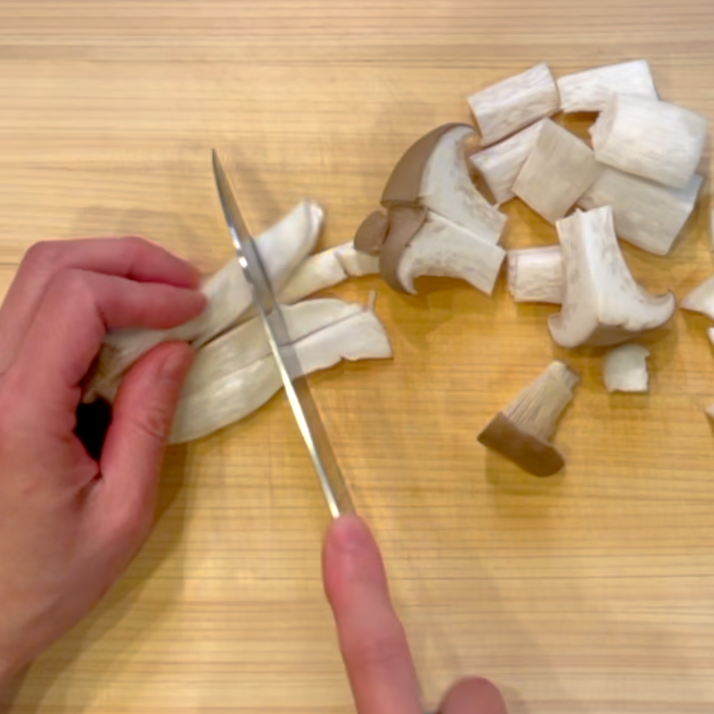 エリンギを適当な大きさに切る工程