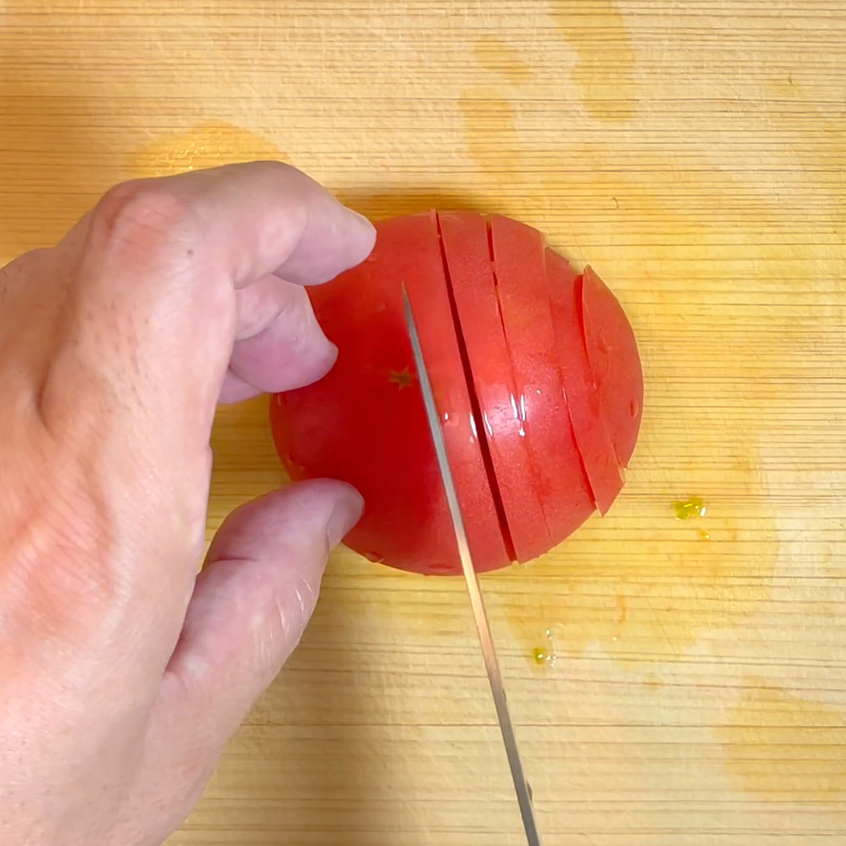 トマトを薄くスライスし大葉を細切りにする工程