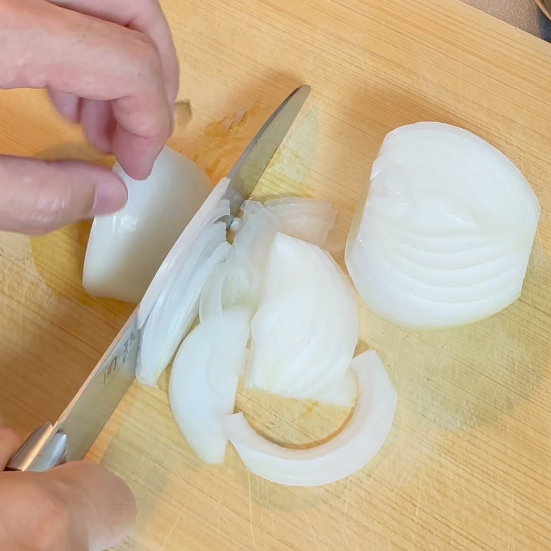 玉ねぎを薄切りにする工程