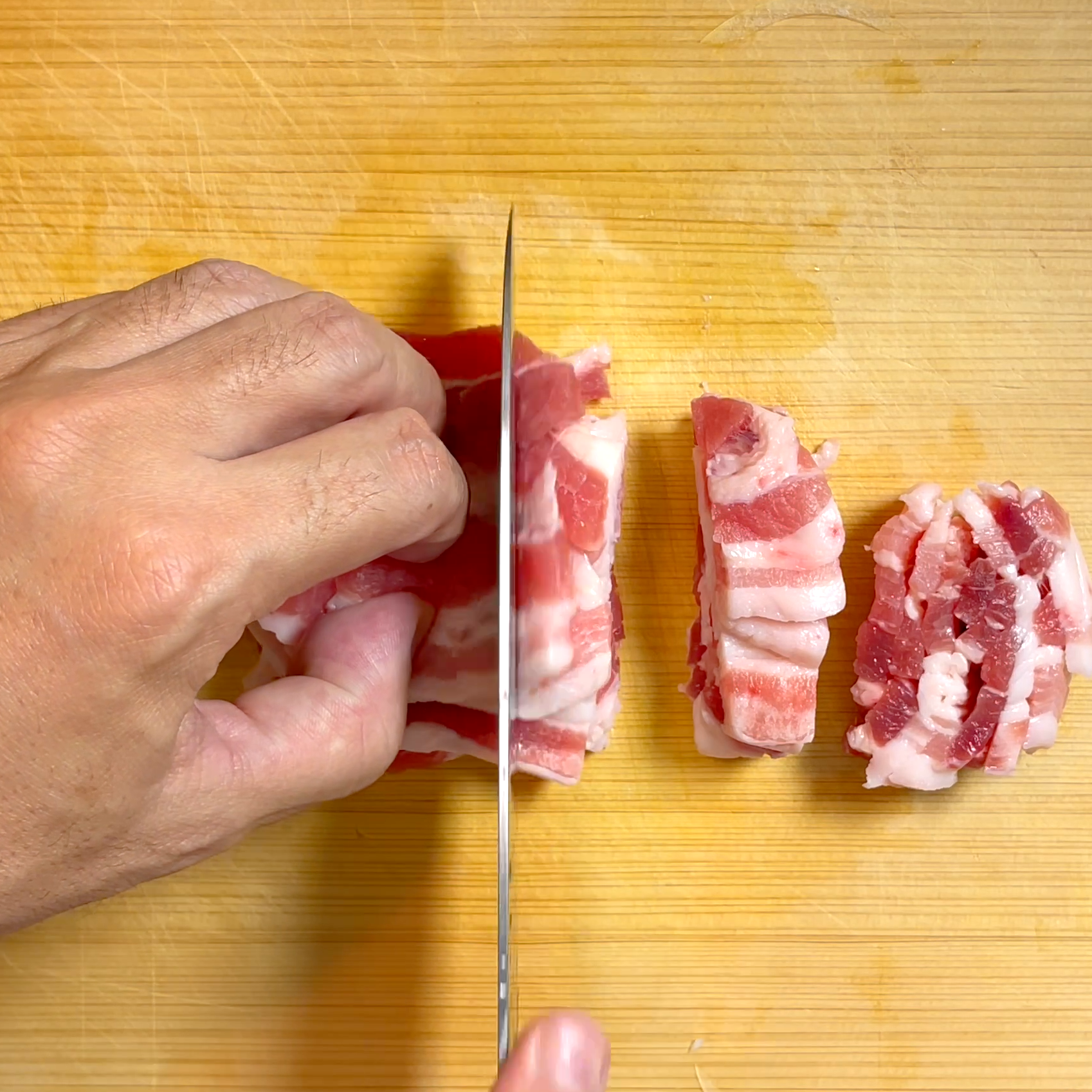 豚バラ肉を重ねて1〜2cm幅に切る工程