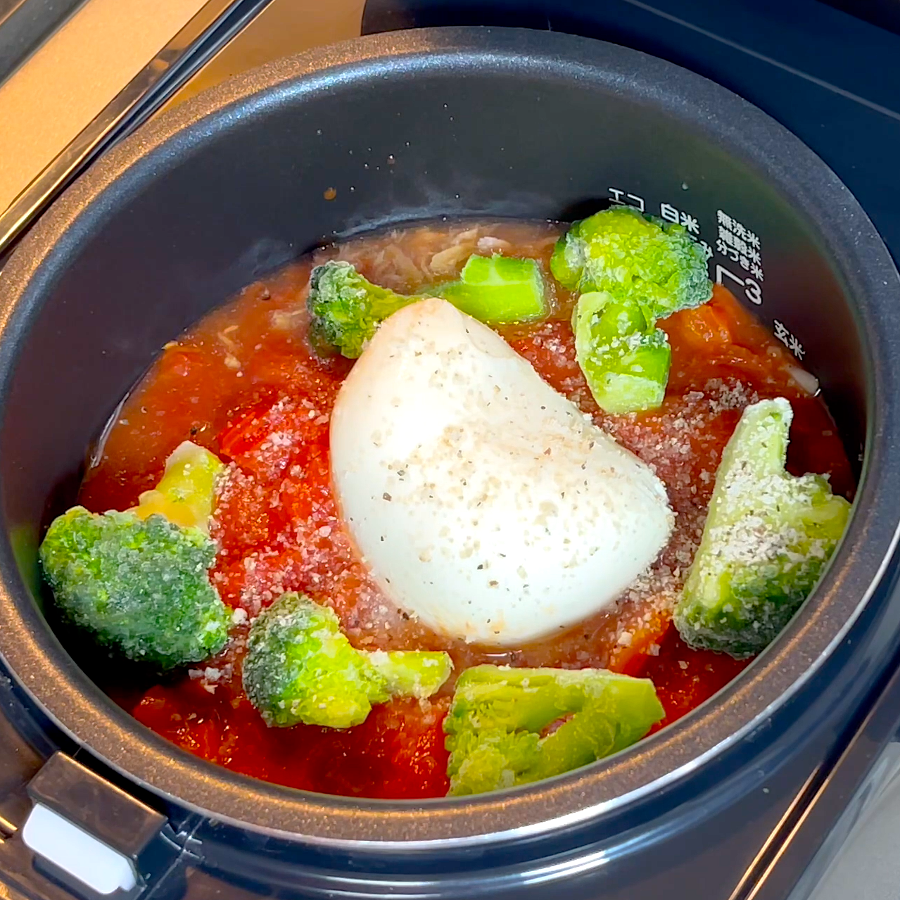 材料を炊飯釜に入れて炊飯する工程