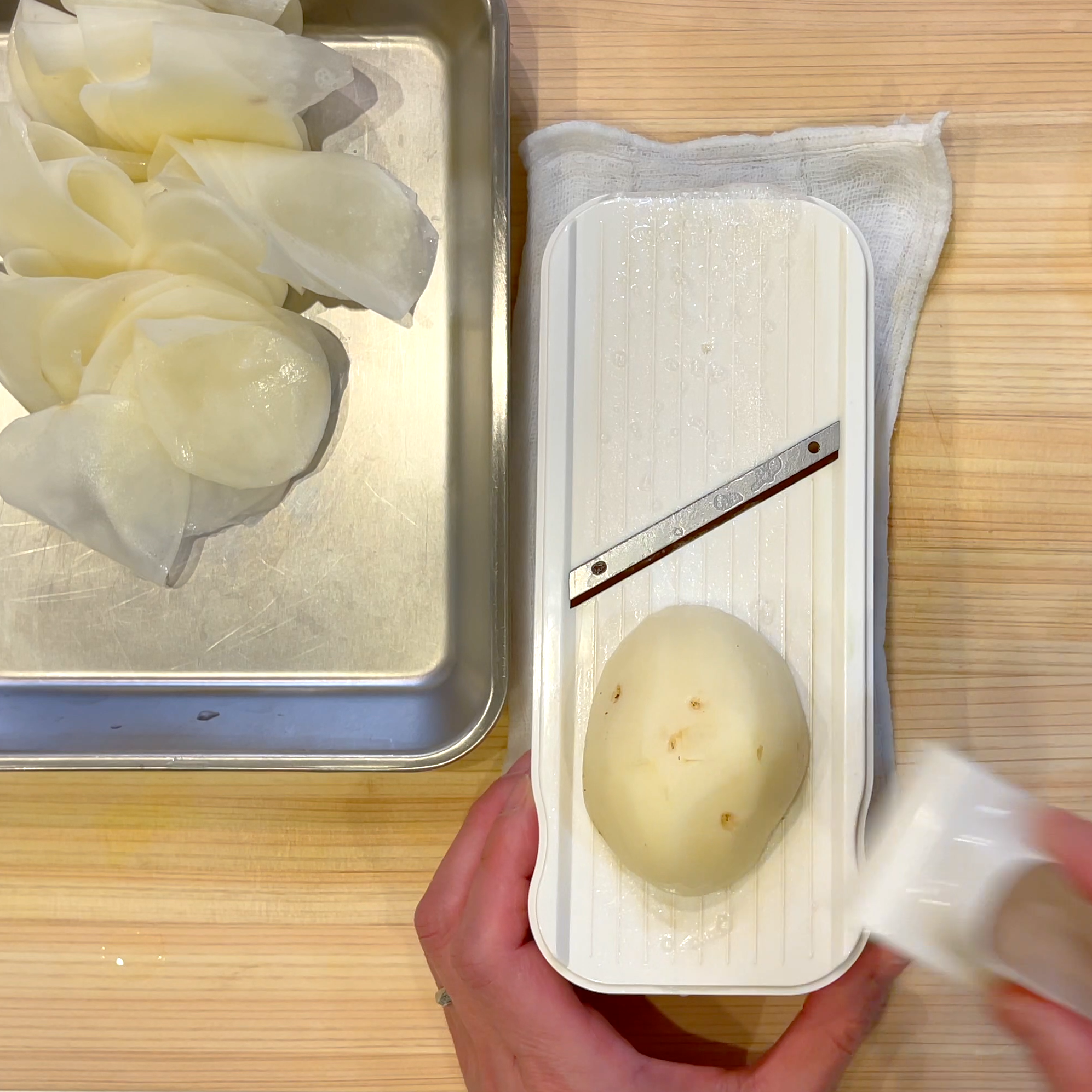 じゃがいもを薄くスライスする工程