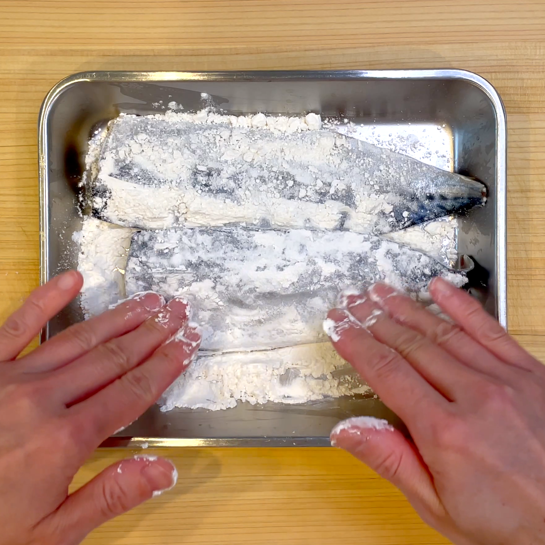 サバの水気を拭き取り小麦粉をまぶす工程