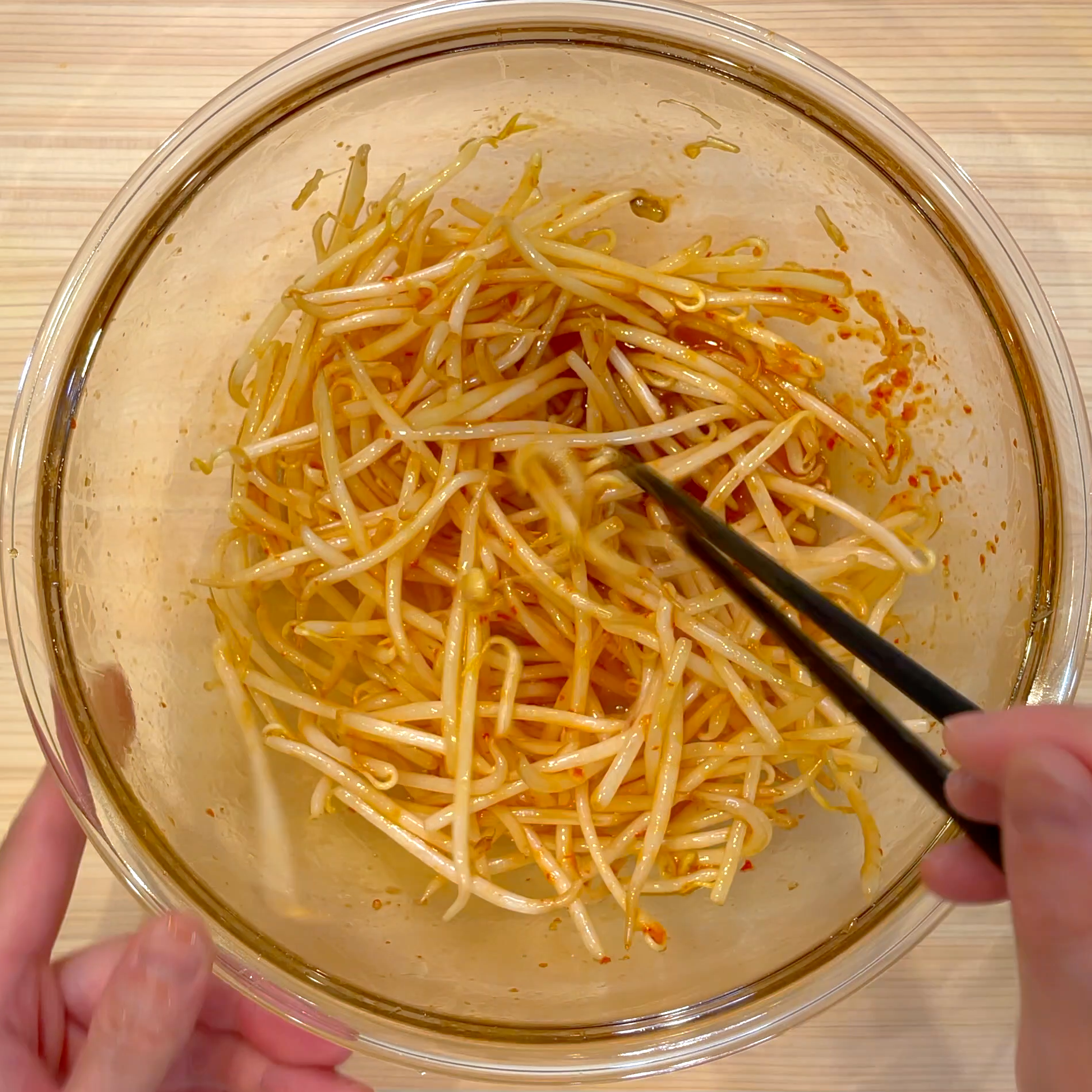 調味料をボウルで混ぜ合わせる工程