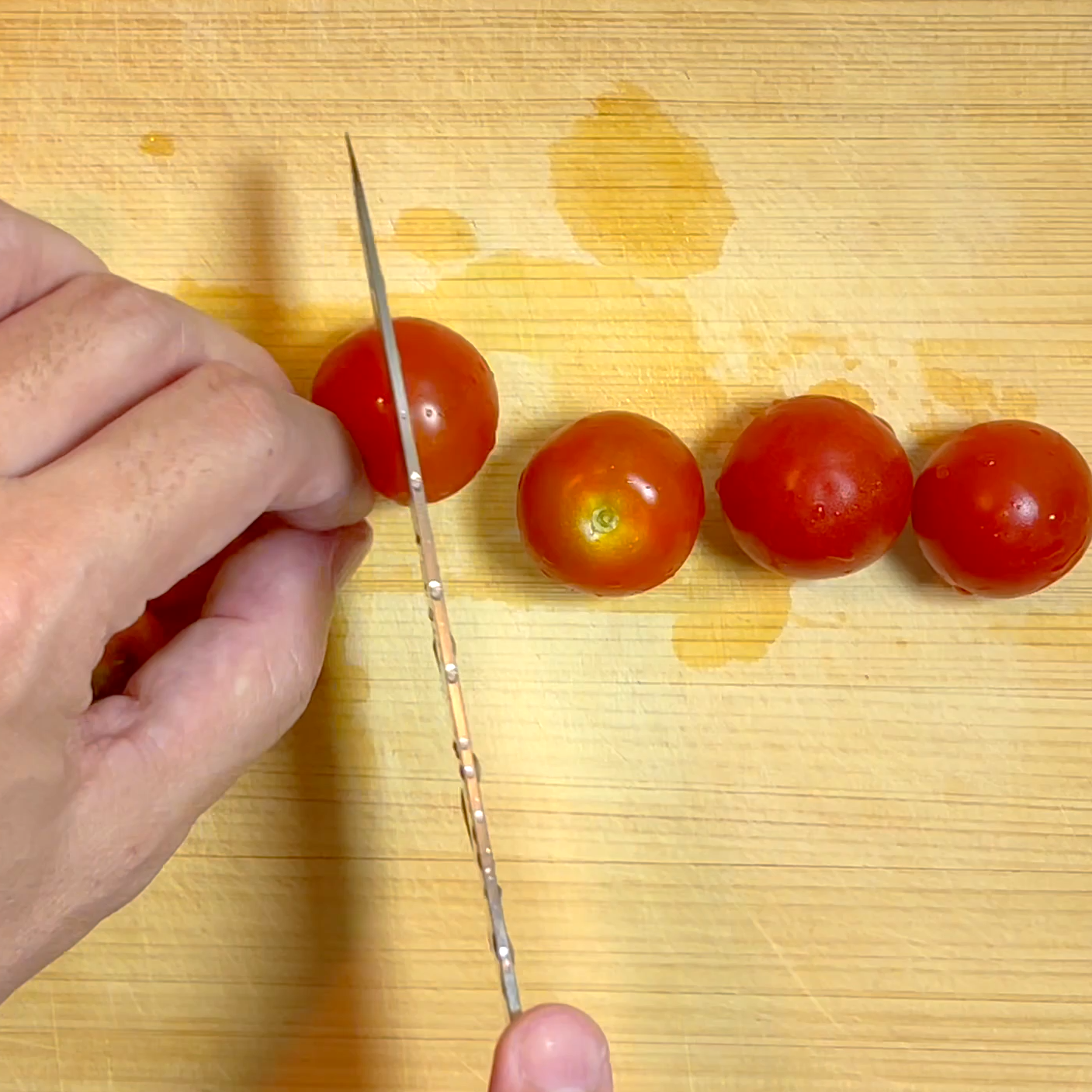 ミニトマトを半分に切る工程