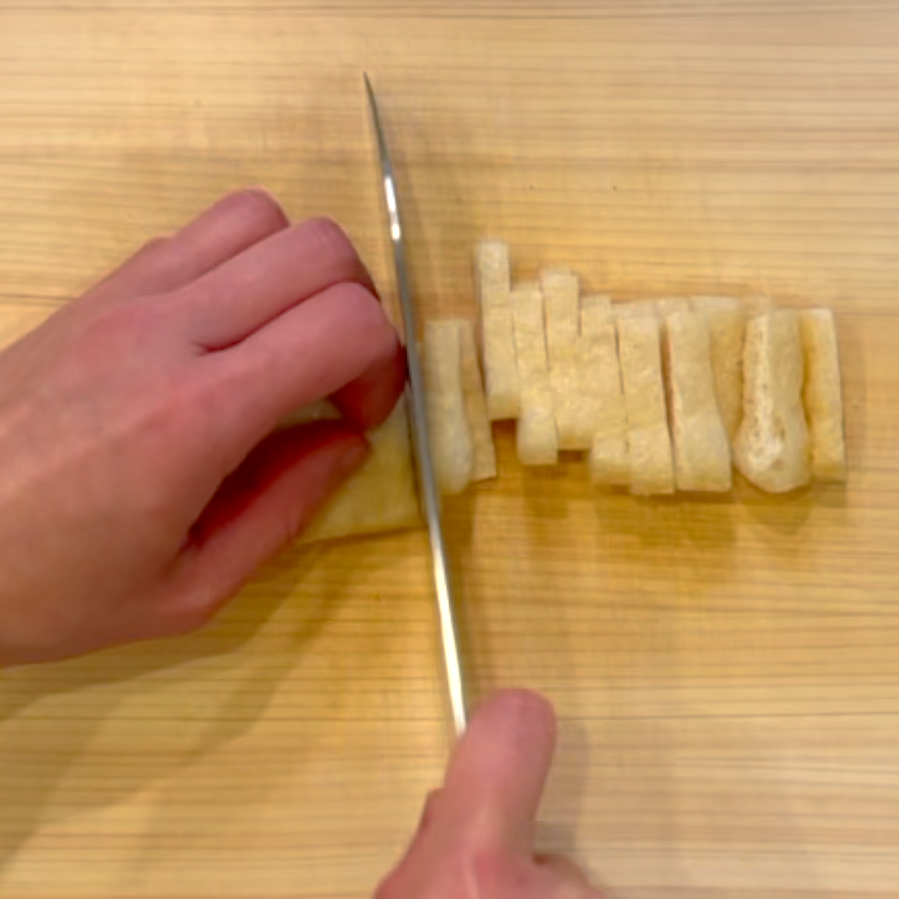 油揚げを5mm幅に切る工程