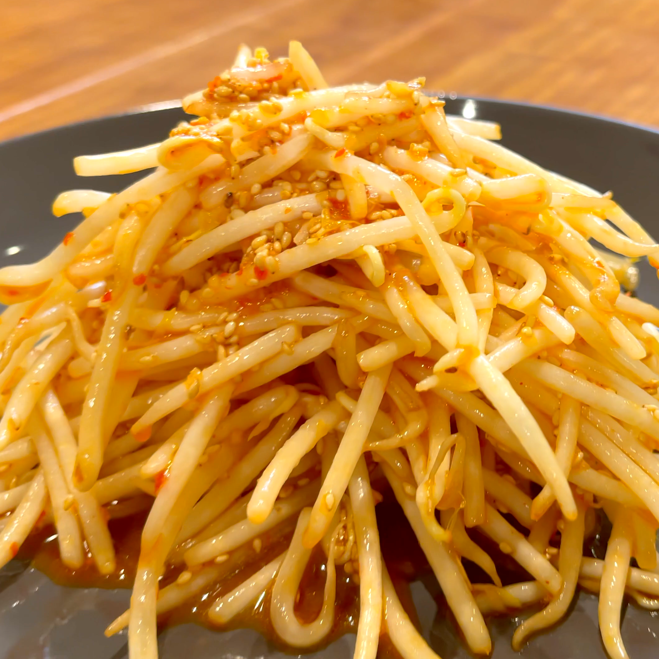 もやしを盛り付ける完成工程