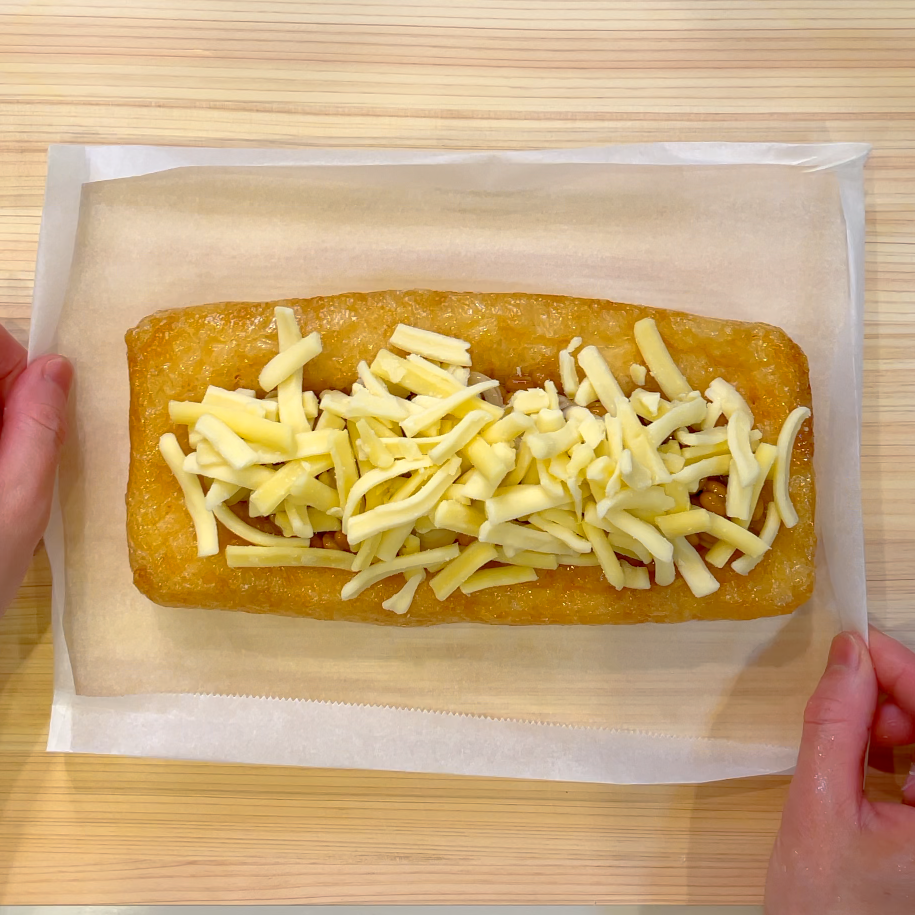 油揚げのポケットに納豆とチーズを詰める工程