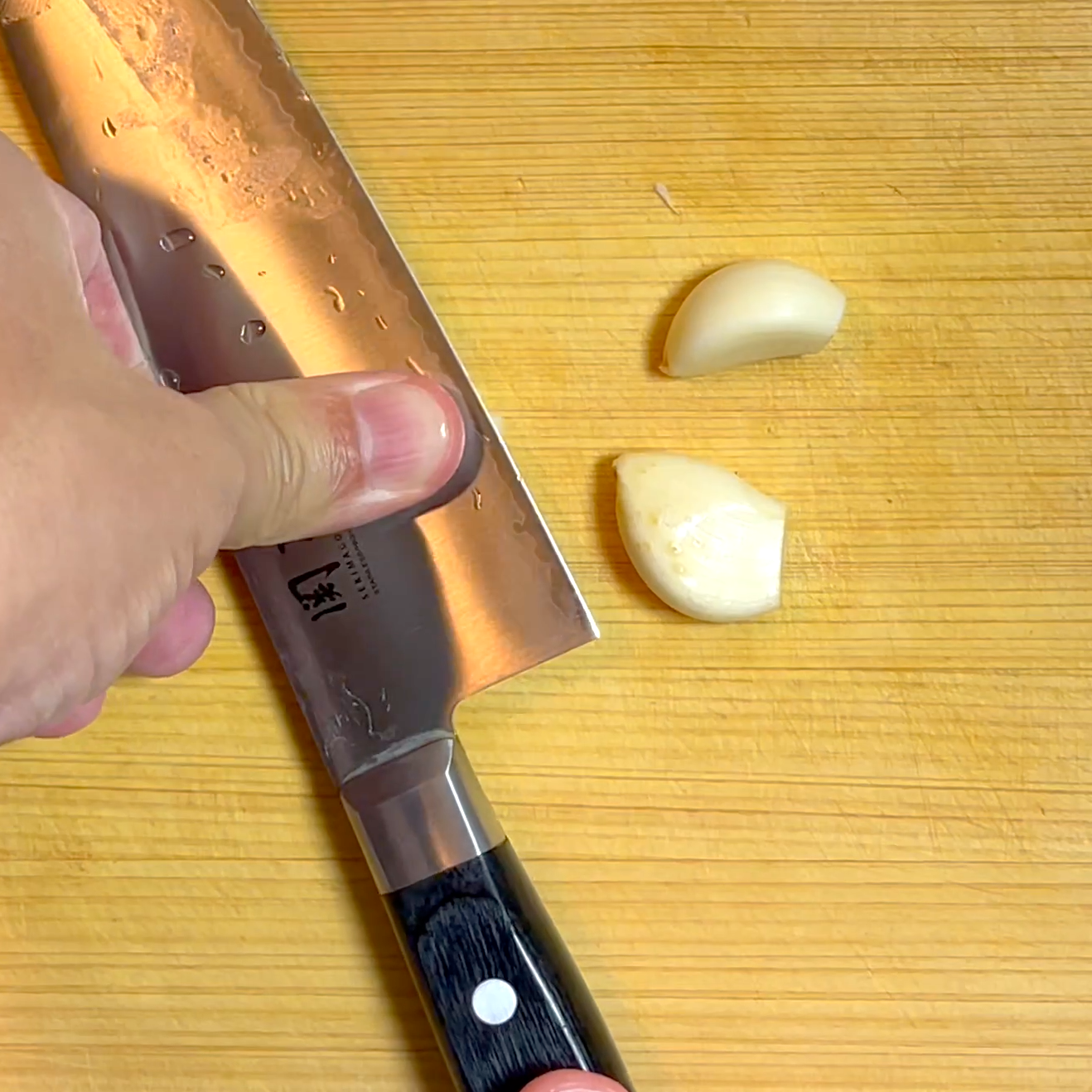 にんにくを潰して芽を取り除く工程