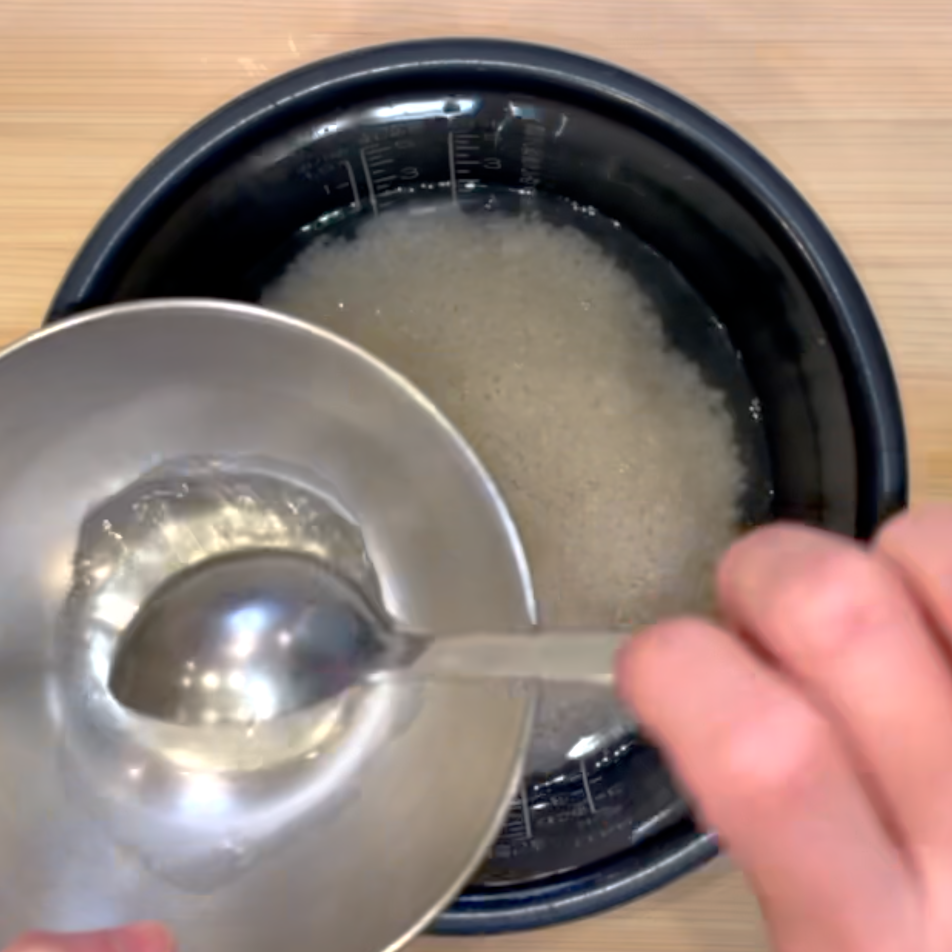 炊飯釜の水を大さじ2取り除く工程