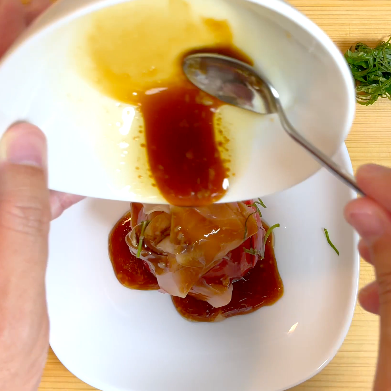 皿にトマトとガリをのせタレをかける工程