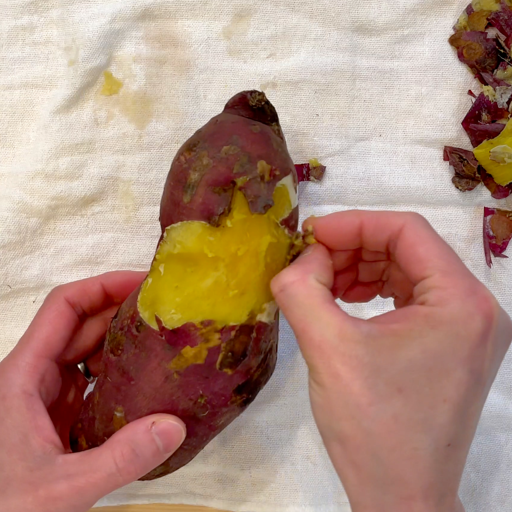 さつまいもの皮をむく工程