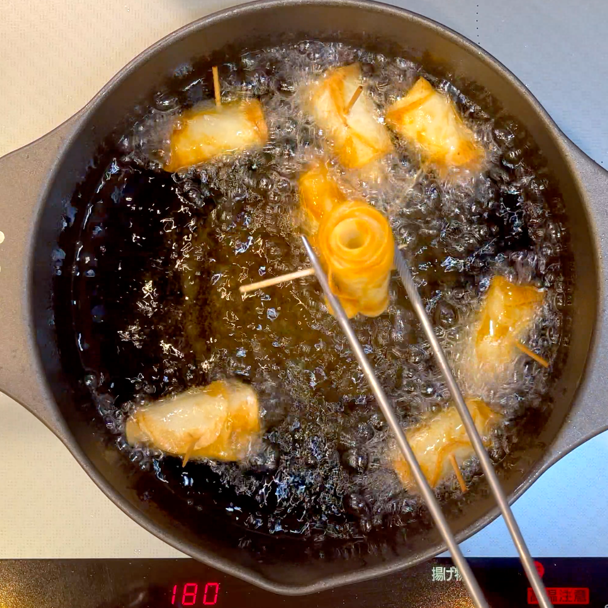 じゃがいもを揚げる工程