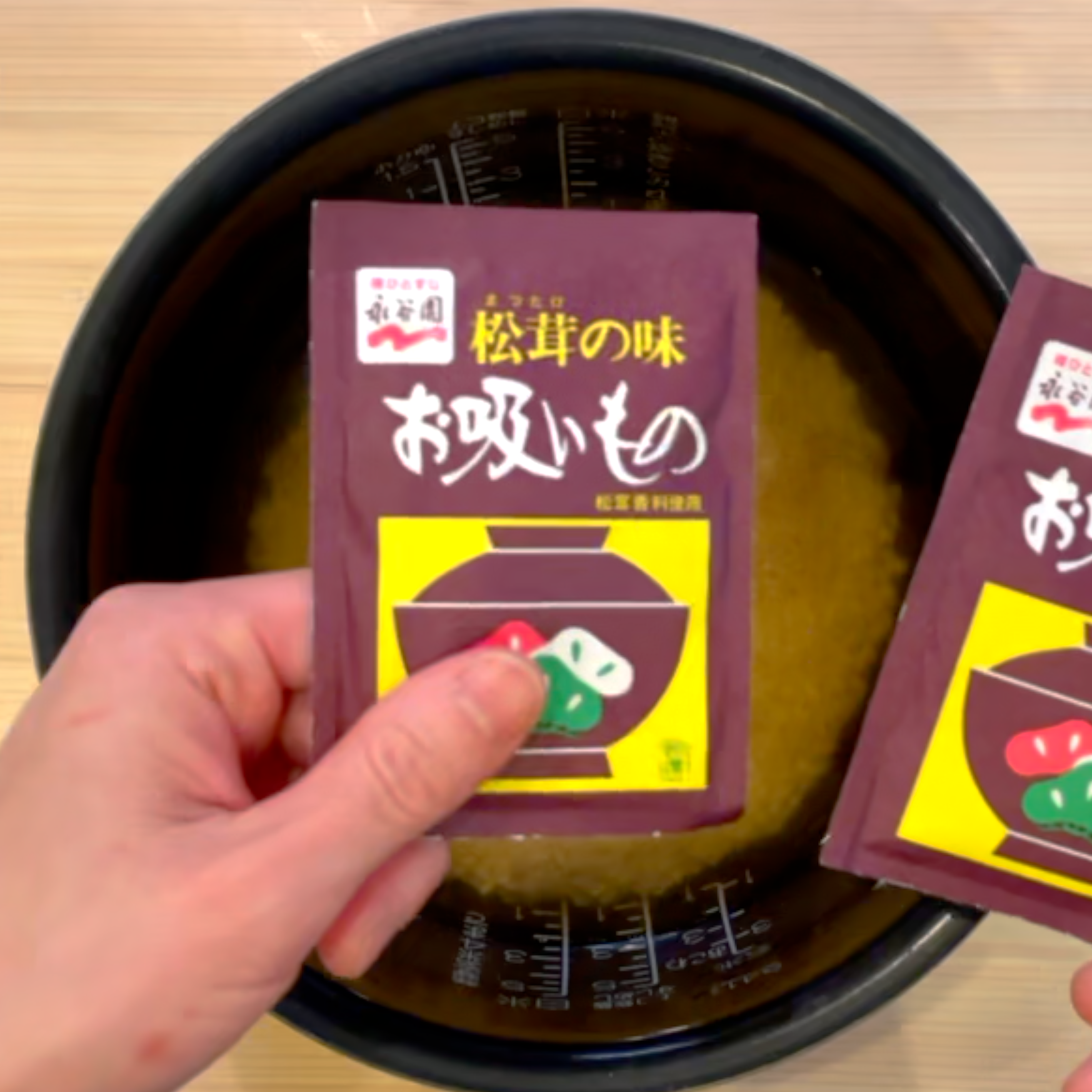 調味料と松茸のお吸い物の素を混ぜる工程