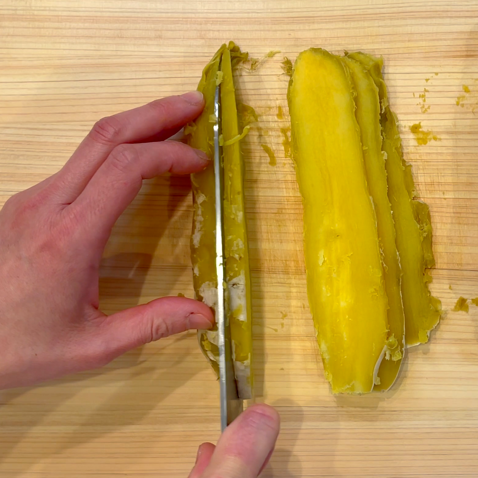 さつまいもを5mmにスライスする工程