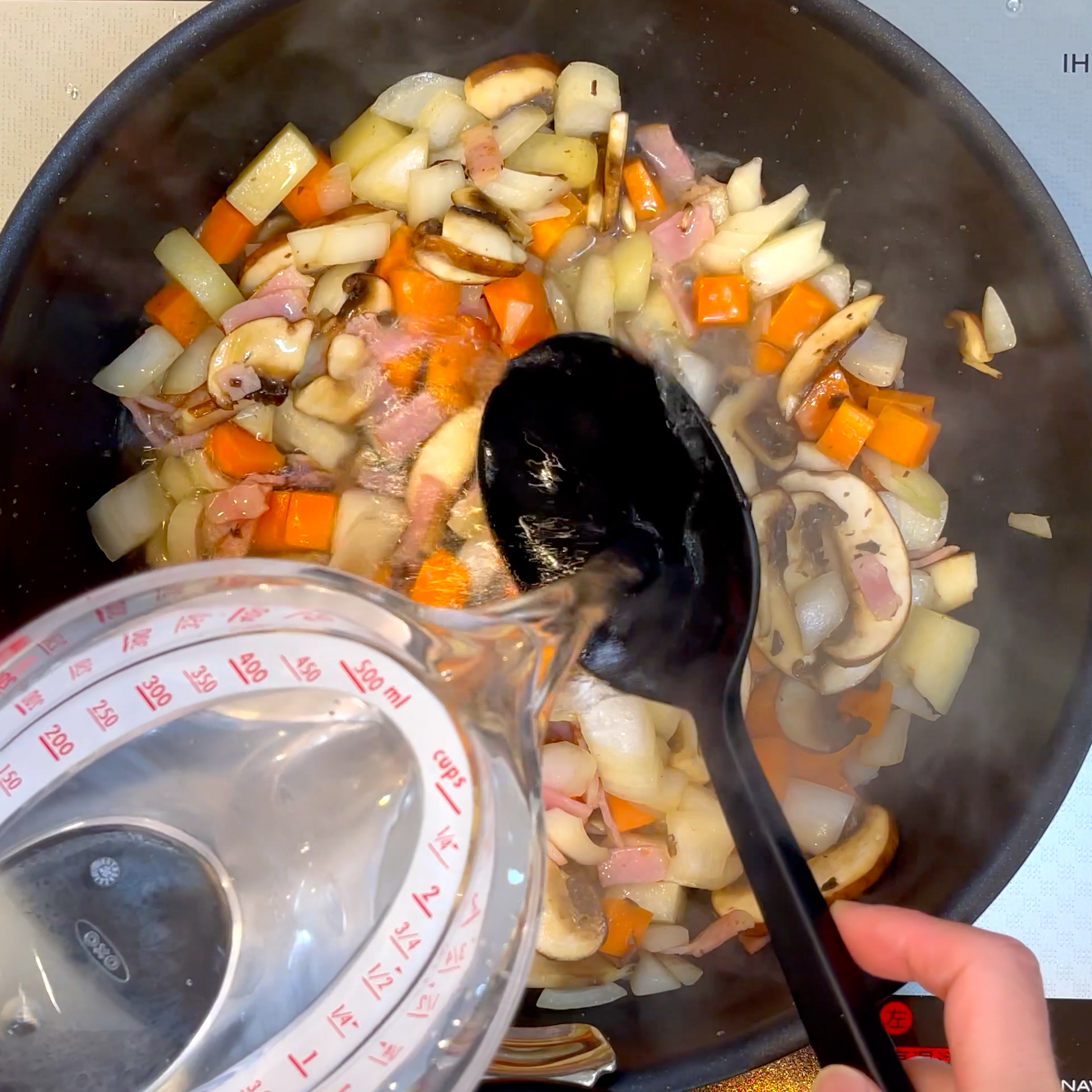 水とコンソメを加えて煮る工程