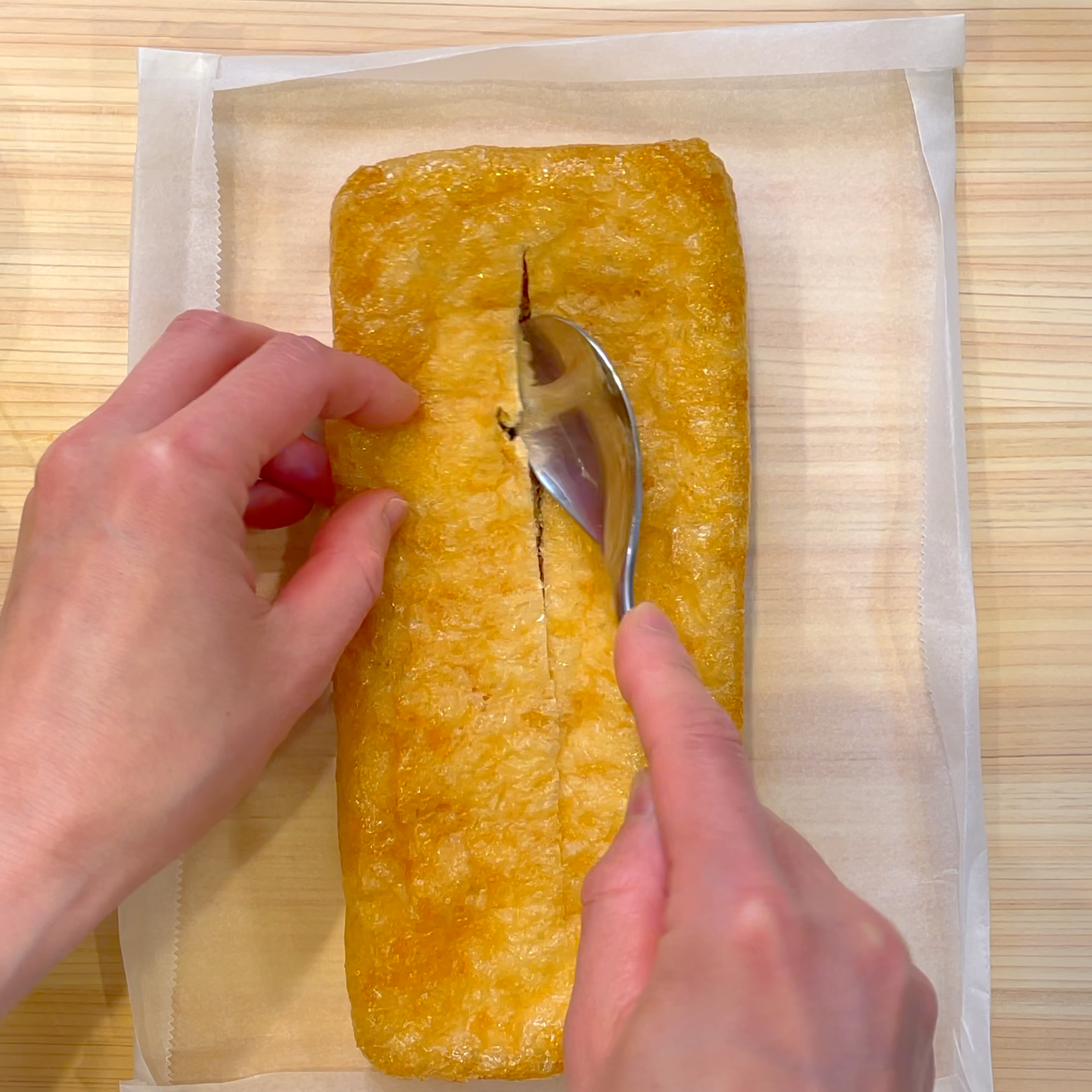 栃尾揚げに切り込みを入れてポケットを作る工程