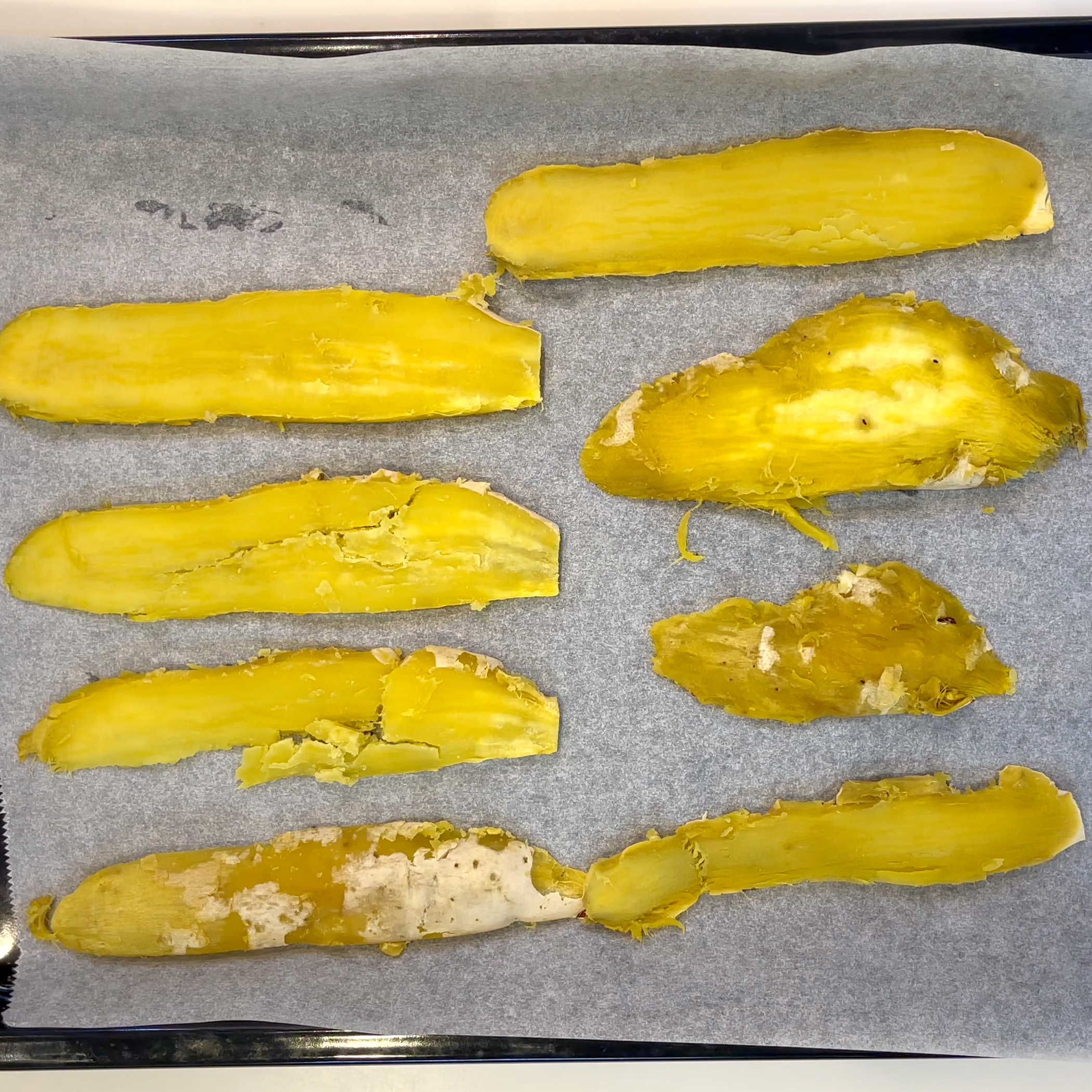 さつまいもを天板に並べて加熱する工程