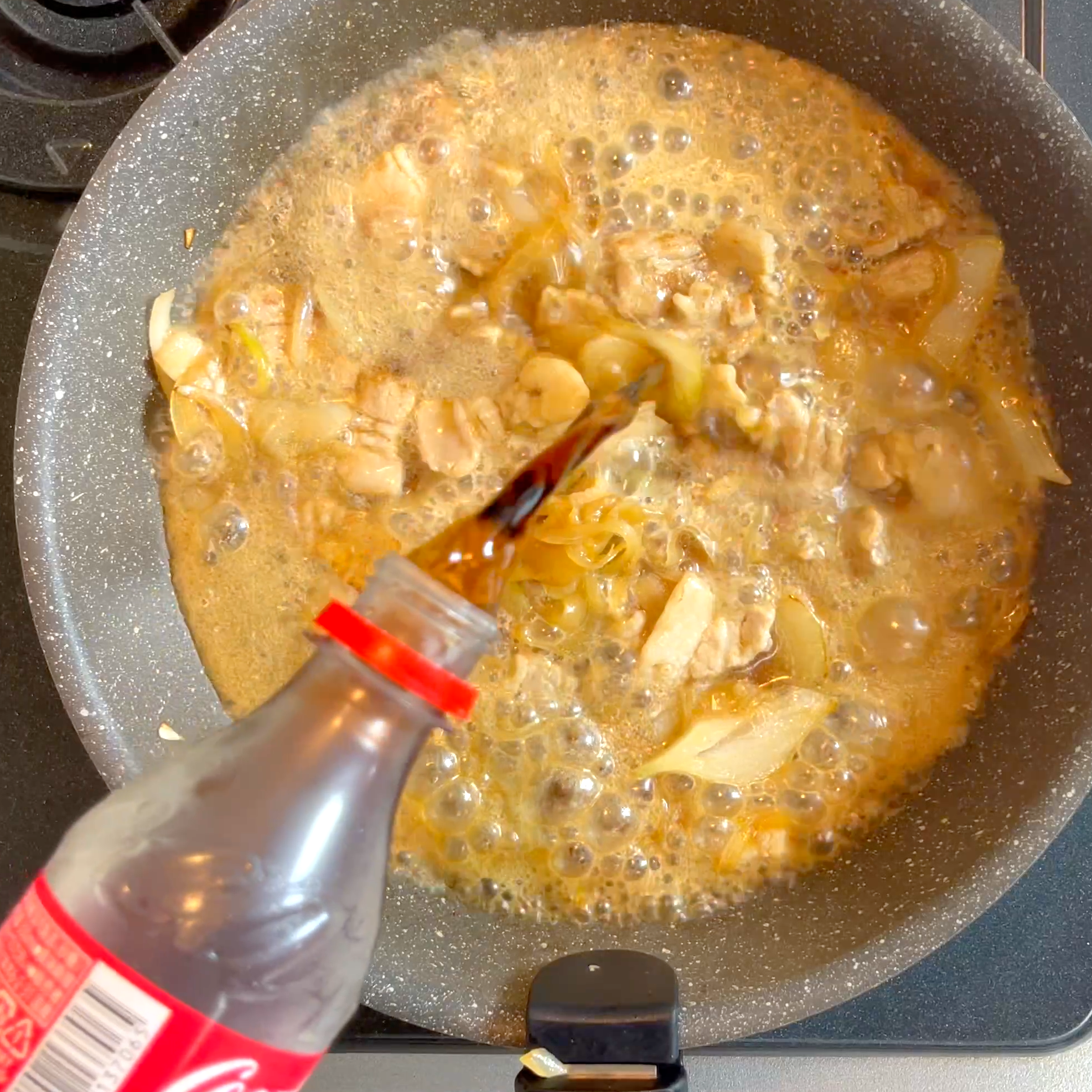 コーラと味噌を加えて汁気がなくなるまで煮詰める工程