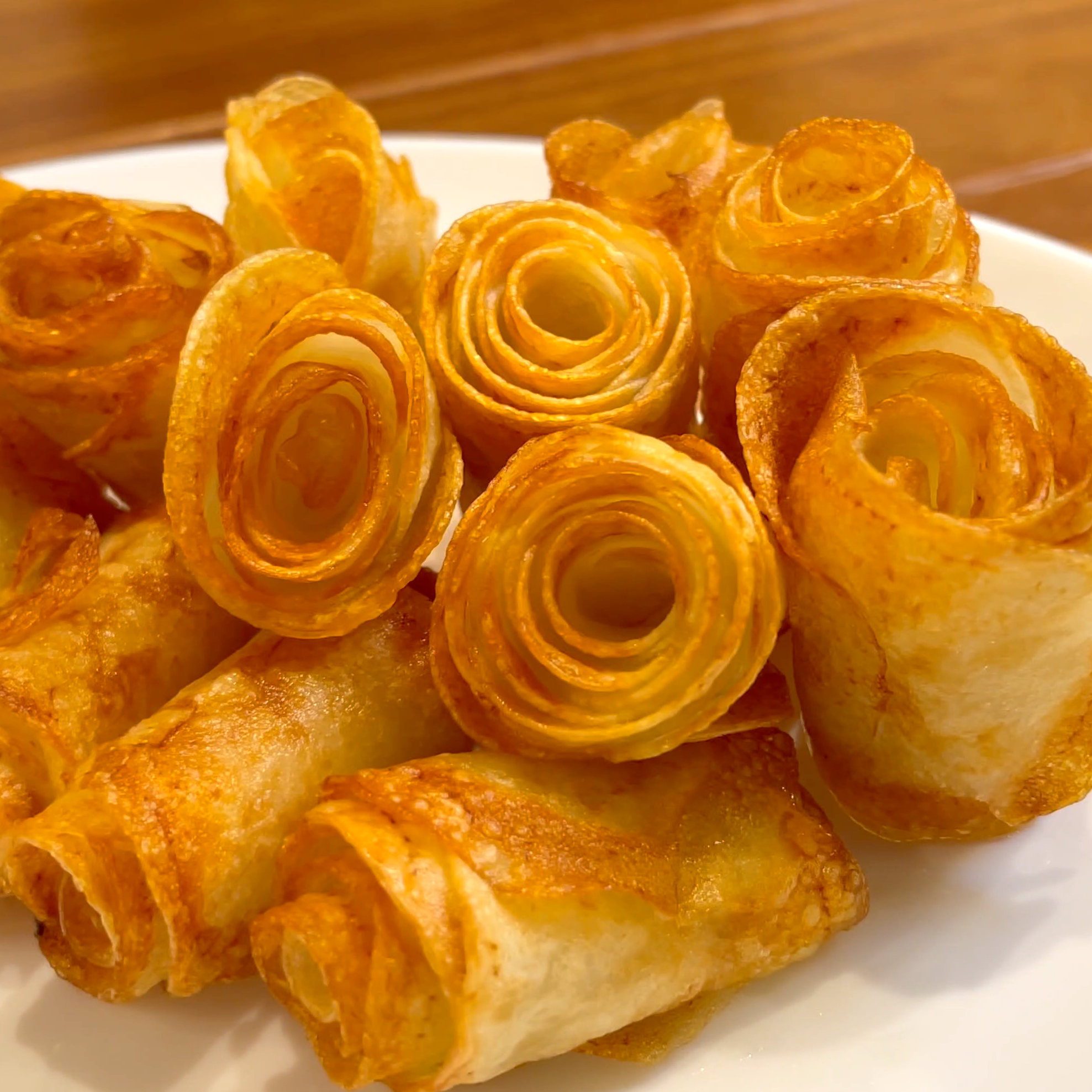 揚げたじゃがいもを盛り付けた完成の様子