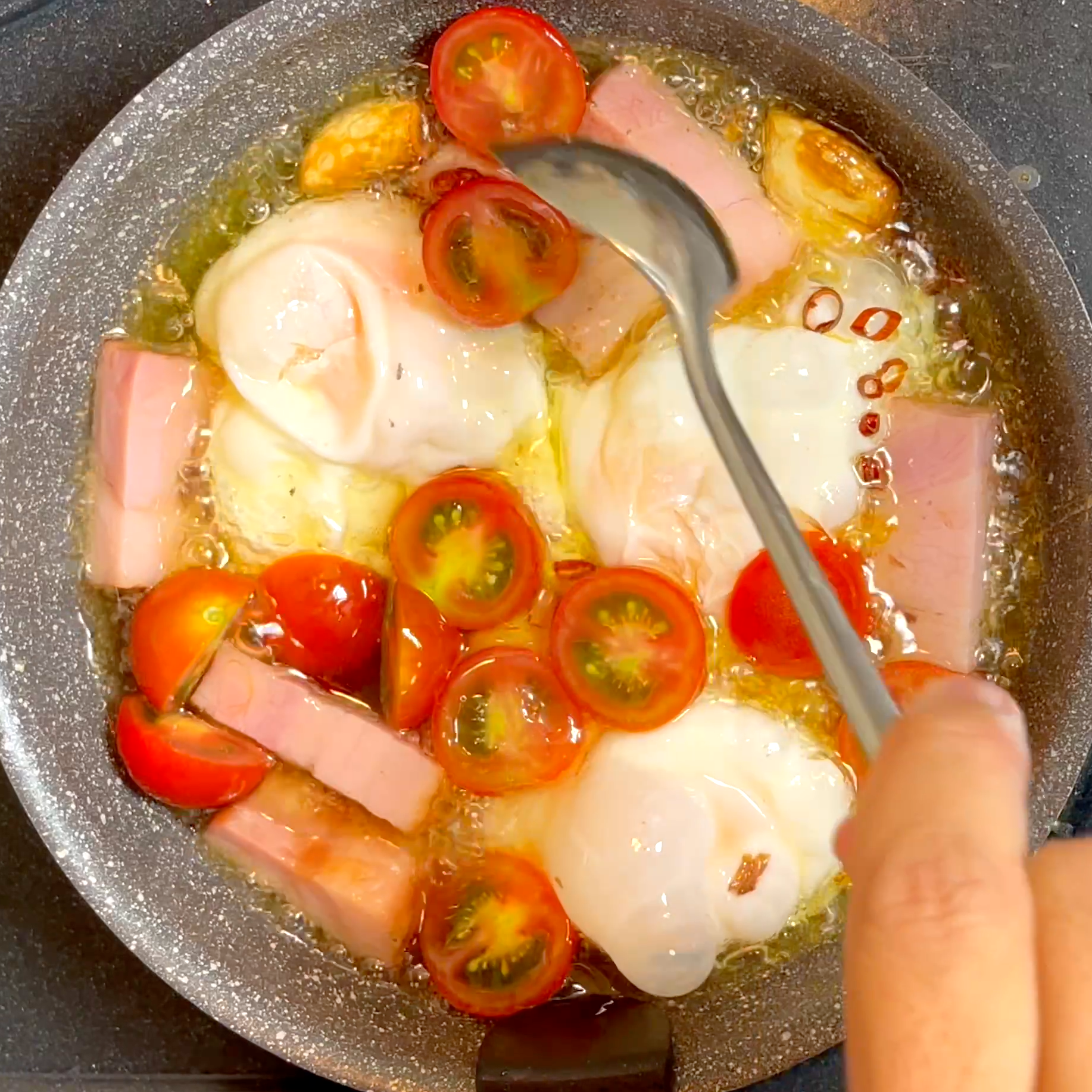 ミニトマトを加えて軽く火を通す工程