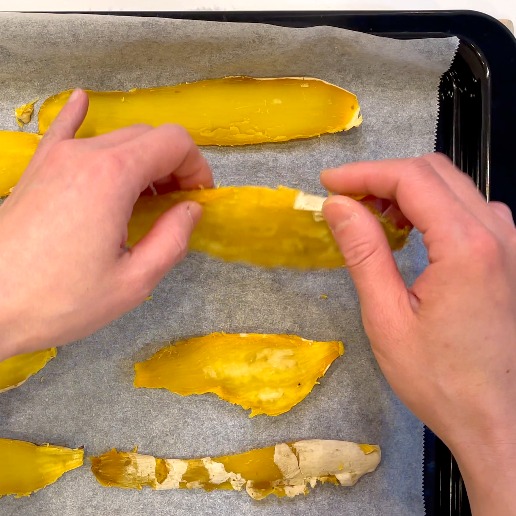 さつまいもを裏返して再度加熱する工程