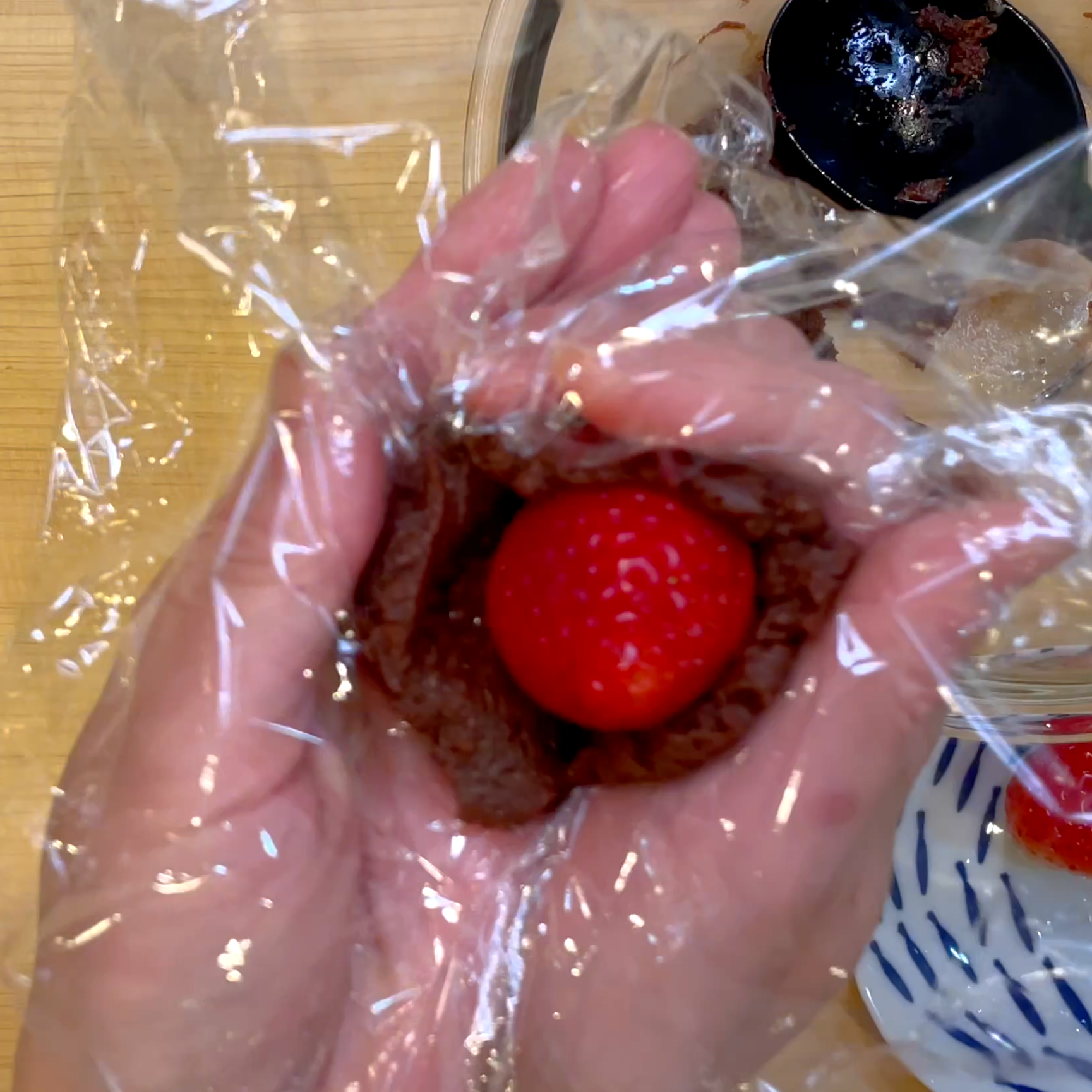 チョコ生地でいちごを包む工程