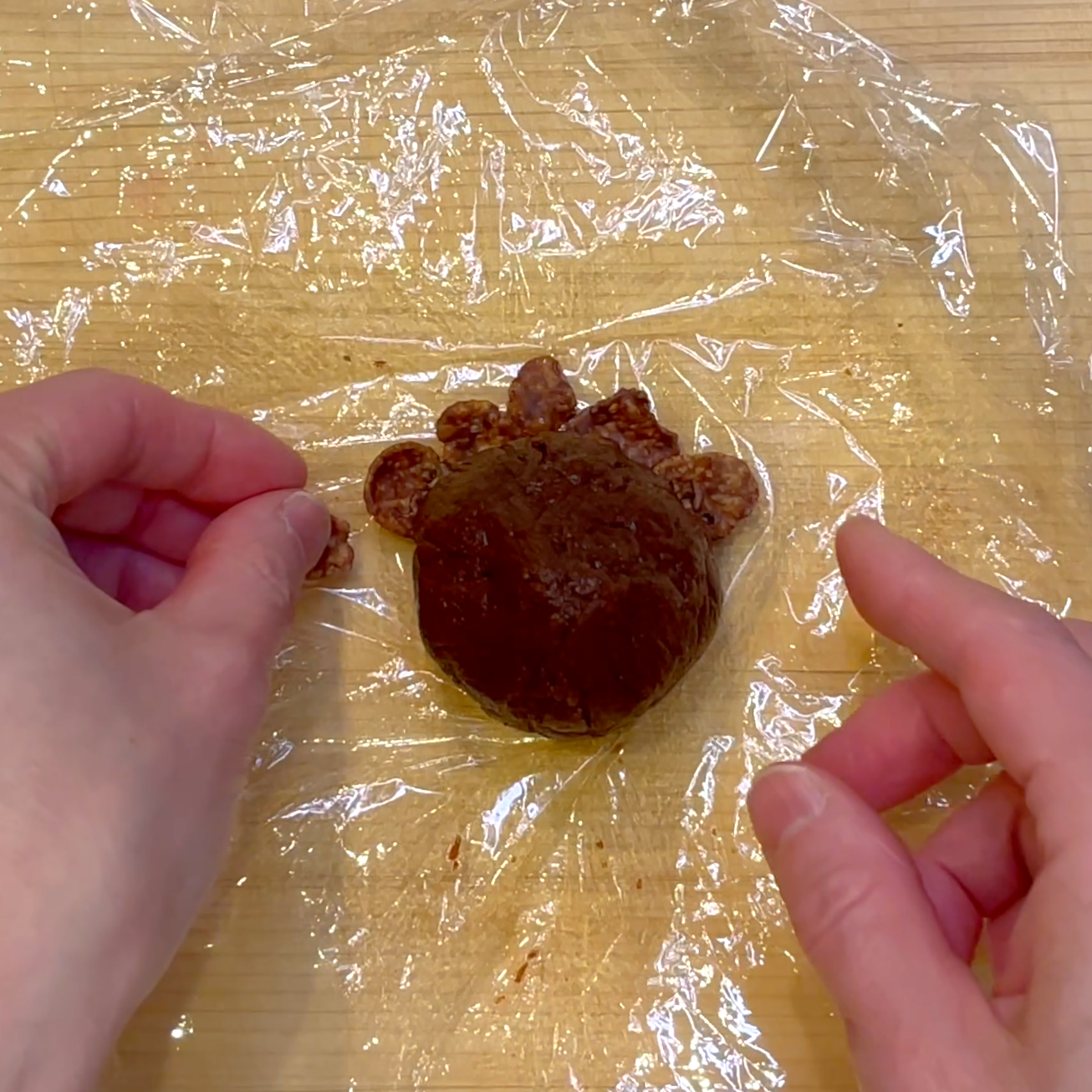 チョコフレークを刺して松ぼっくり状にする工程