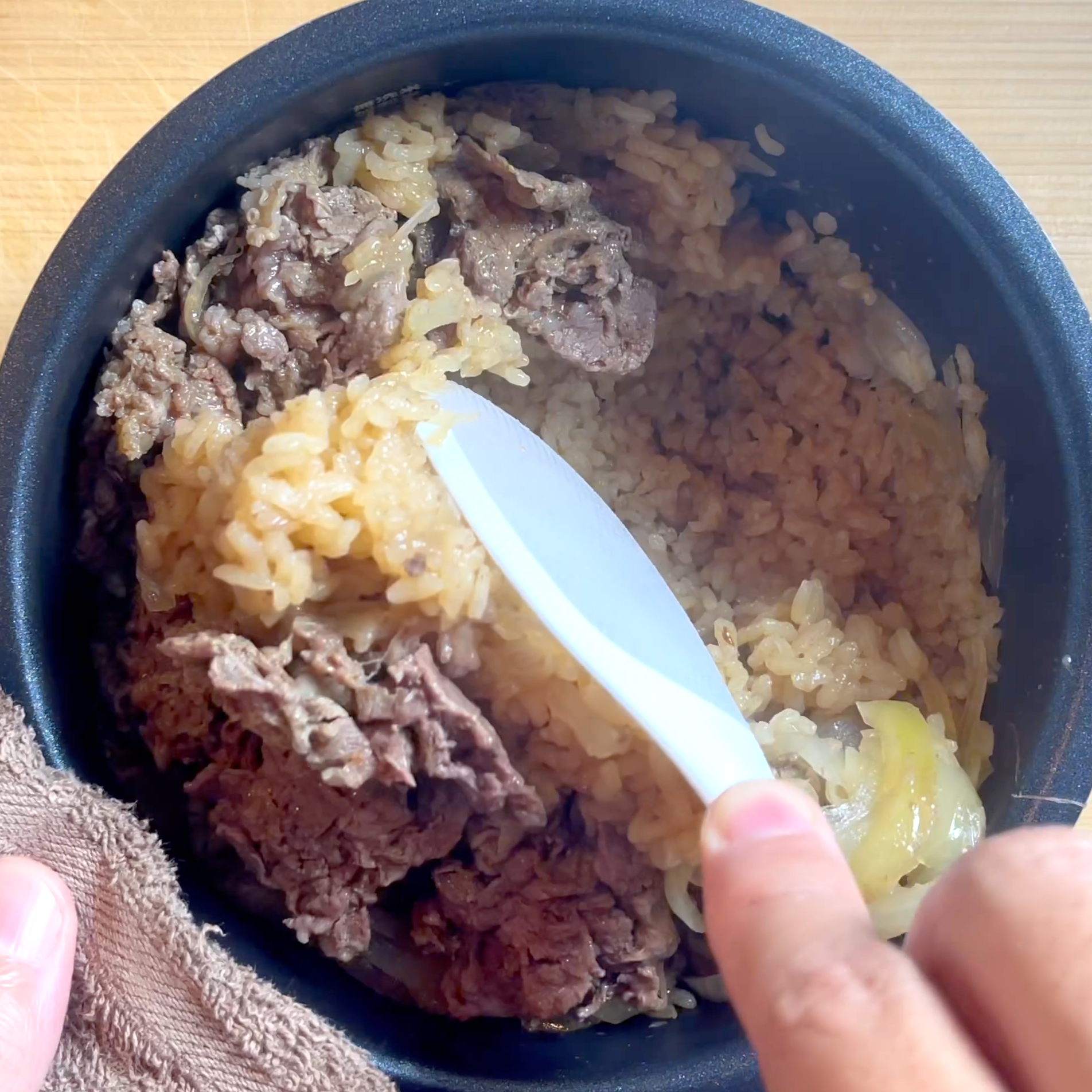 炊き上がったご飯を混ぜる工程