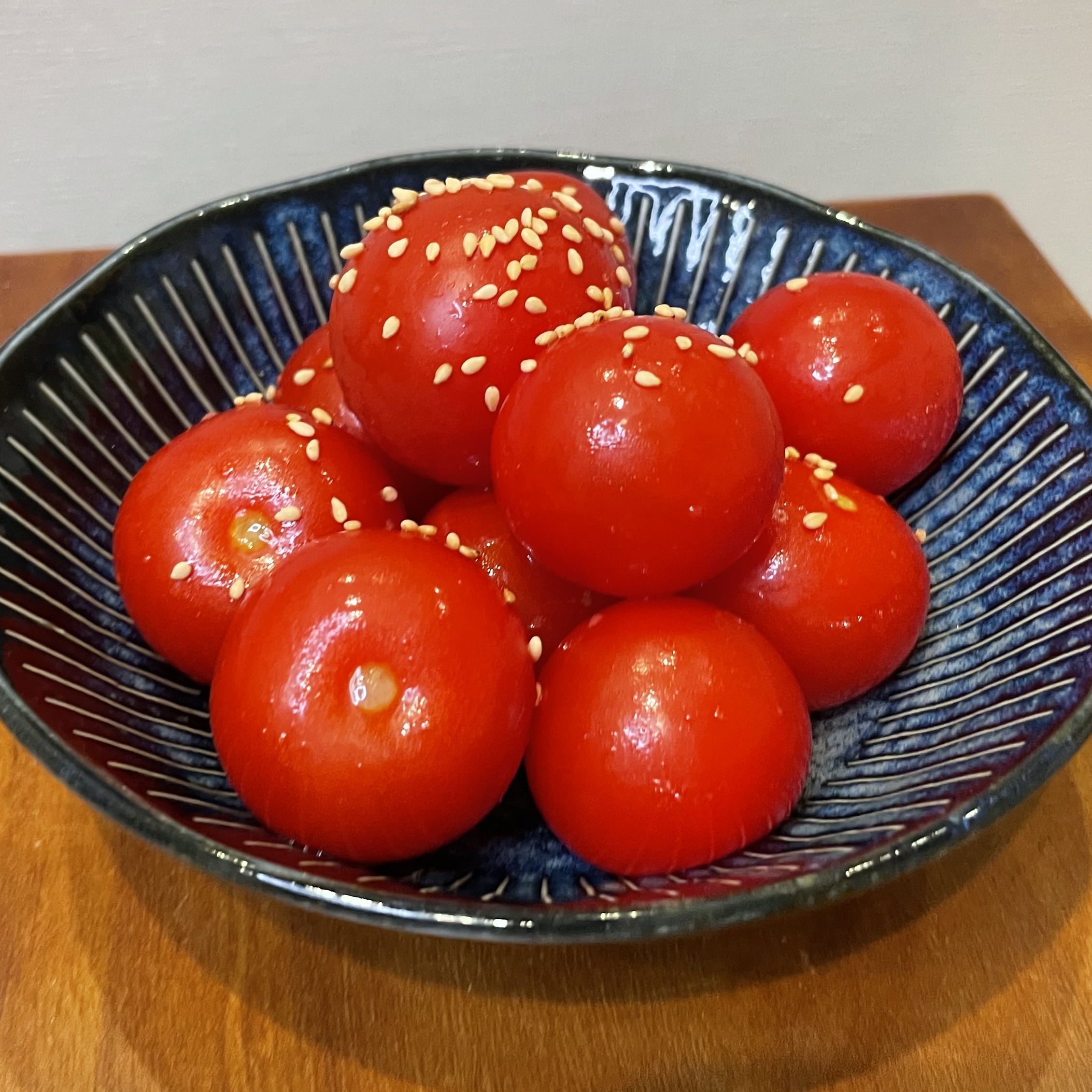 ミニトマト漬けにごまをふりかける完成工程