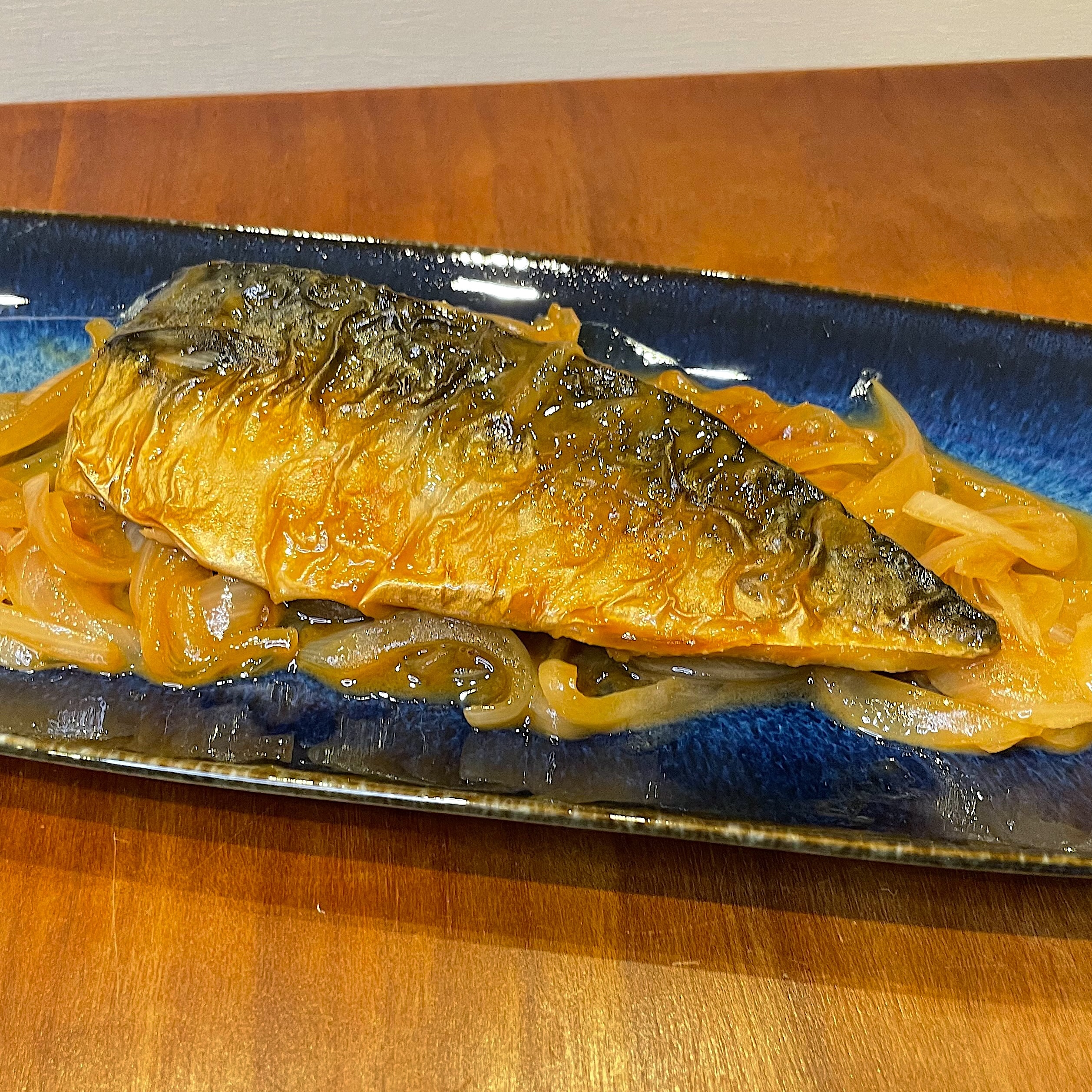 サバと玉ねぎの煮絡め料理の完成工程