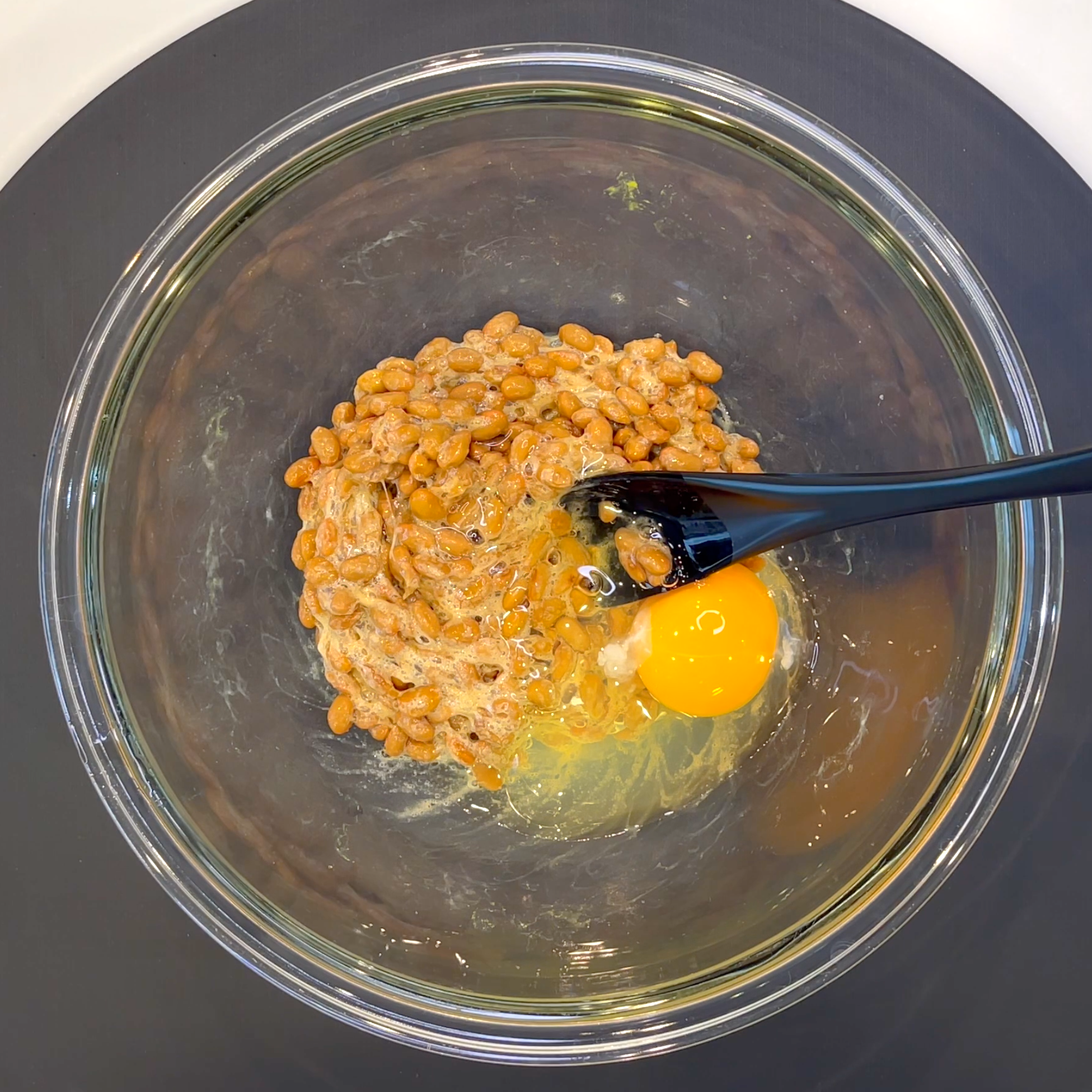 納豆に卵を加えて混ぜる工程