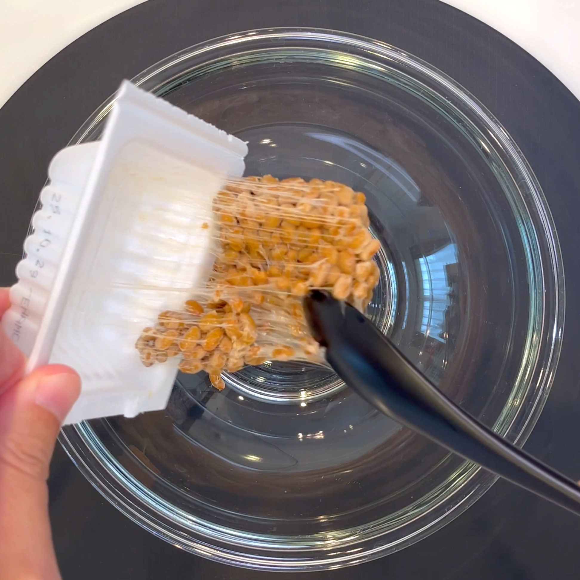 納豆と付属のたれを混ぜる工程